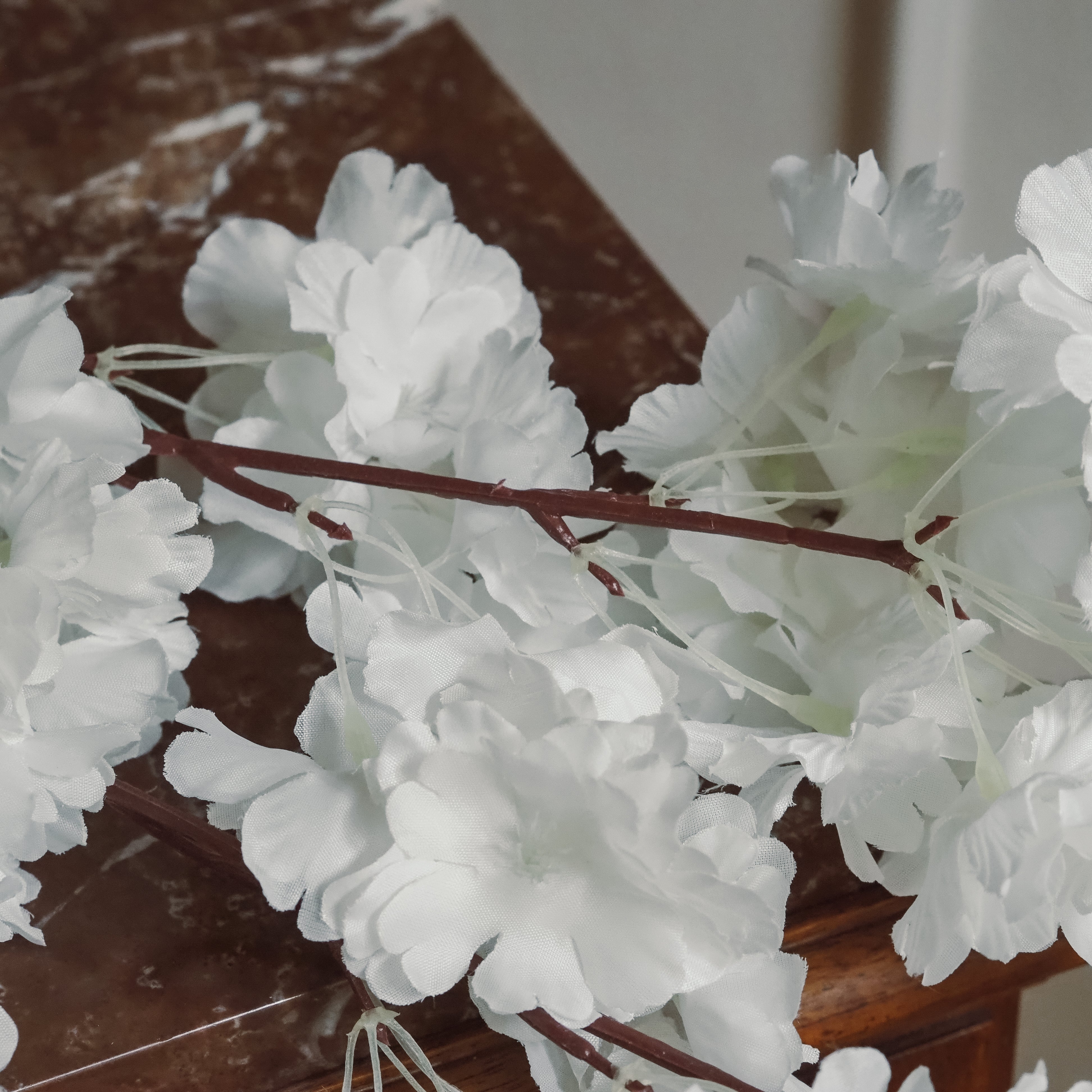 Kunstblütenzweig Weiß · Gefüllte Kirschblüten aus Kunstseide, 100 cm