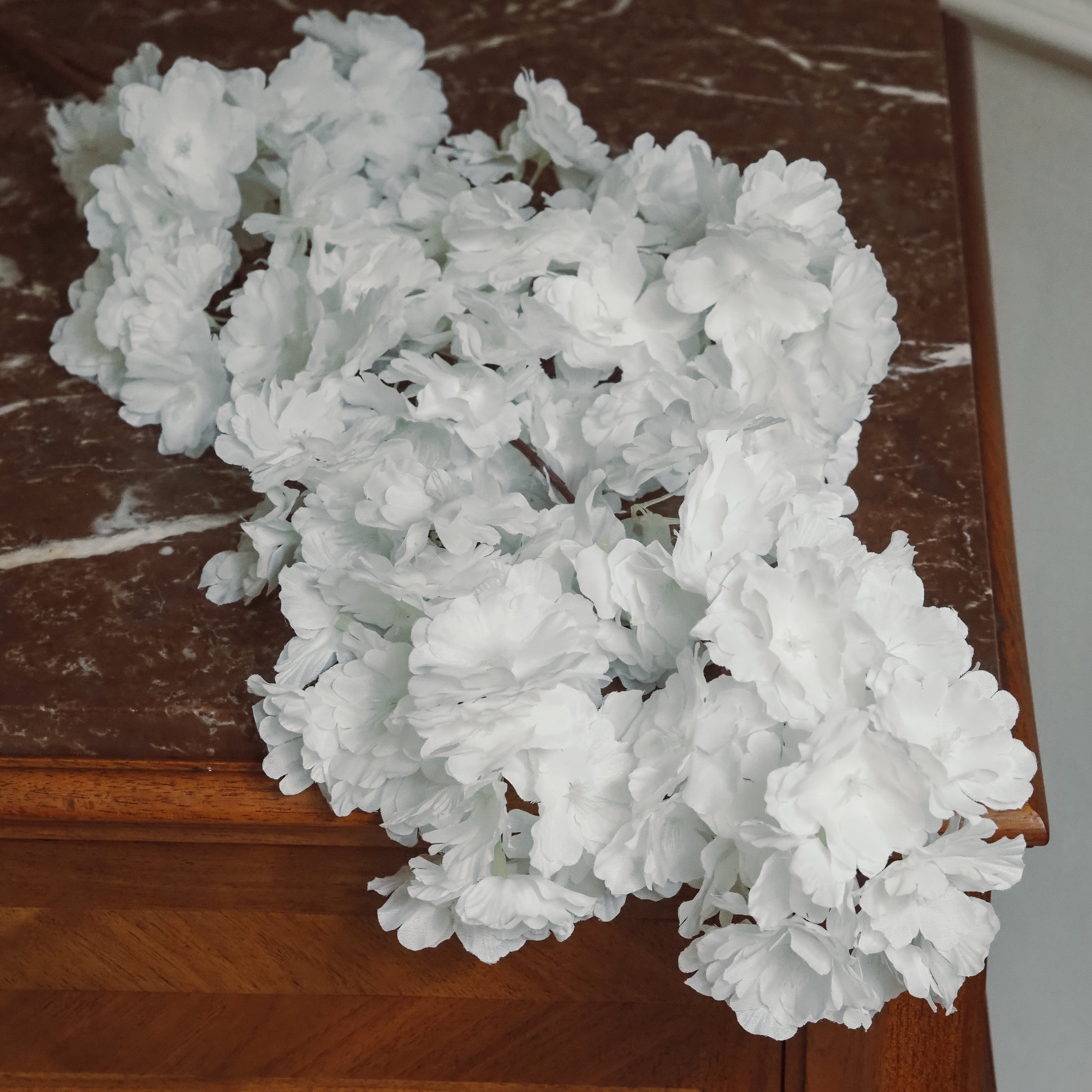 Kunstblütenzweig Weiß · Gefüllte Kirschblüten aus Kunstseide, 100 cm