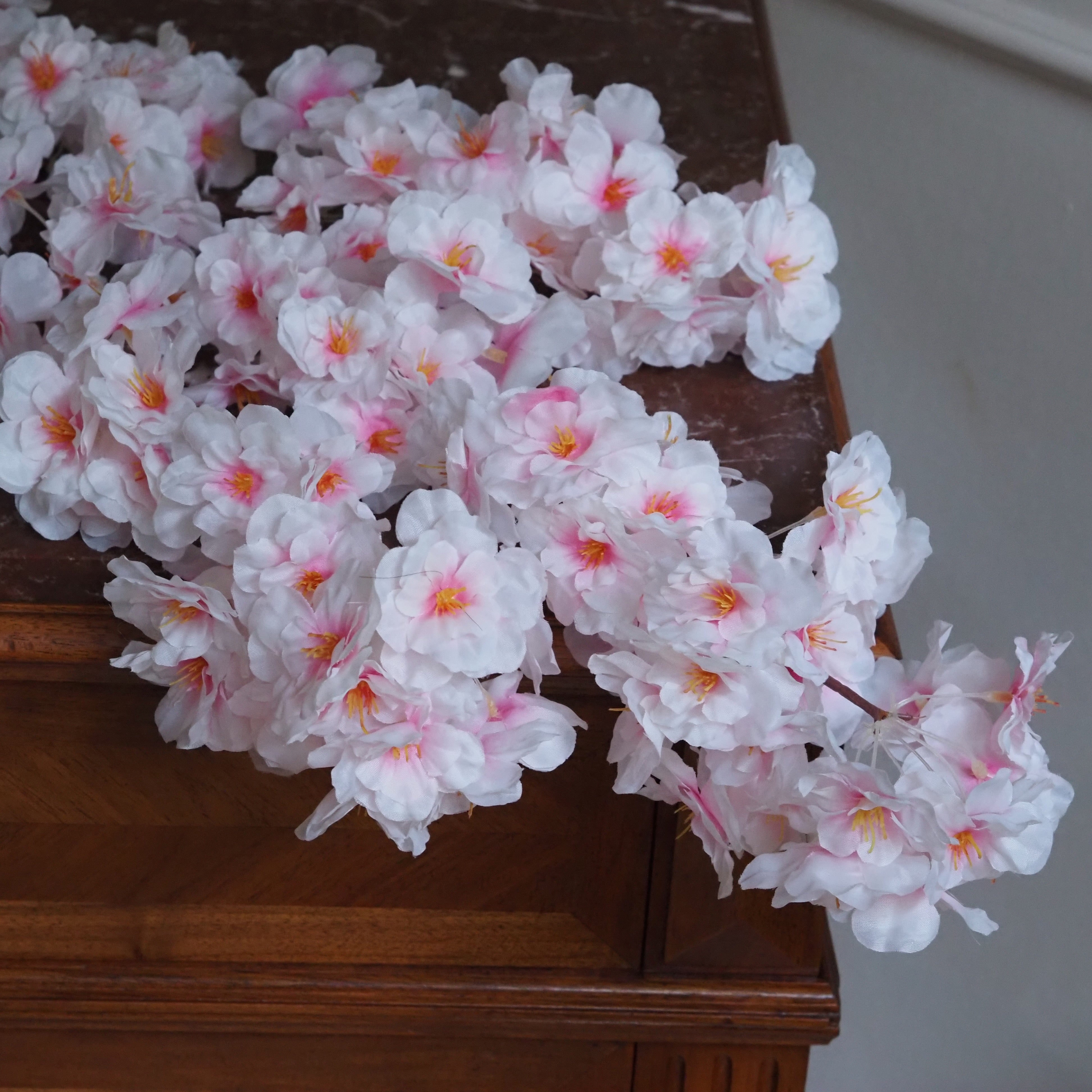 Kirschblütenzweig Weiß-Rosa · Künstlicher Seidenzweig in Sakura-Optik 95 cm