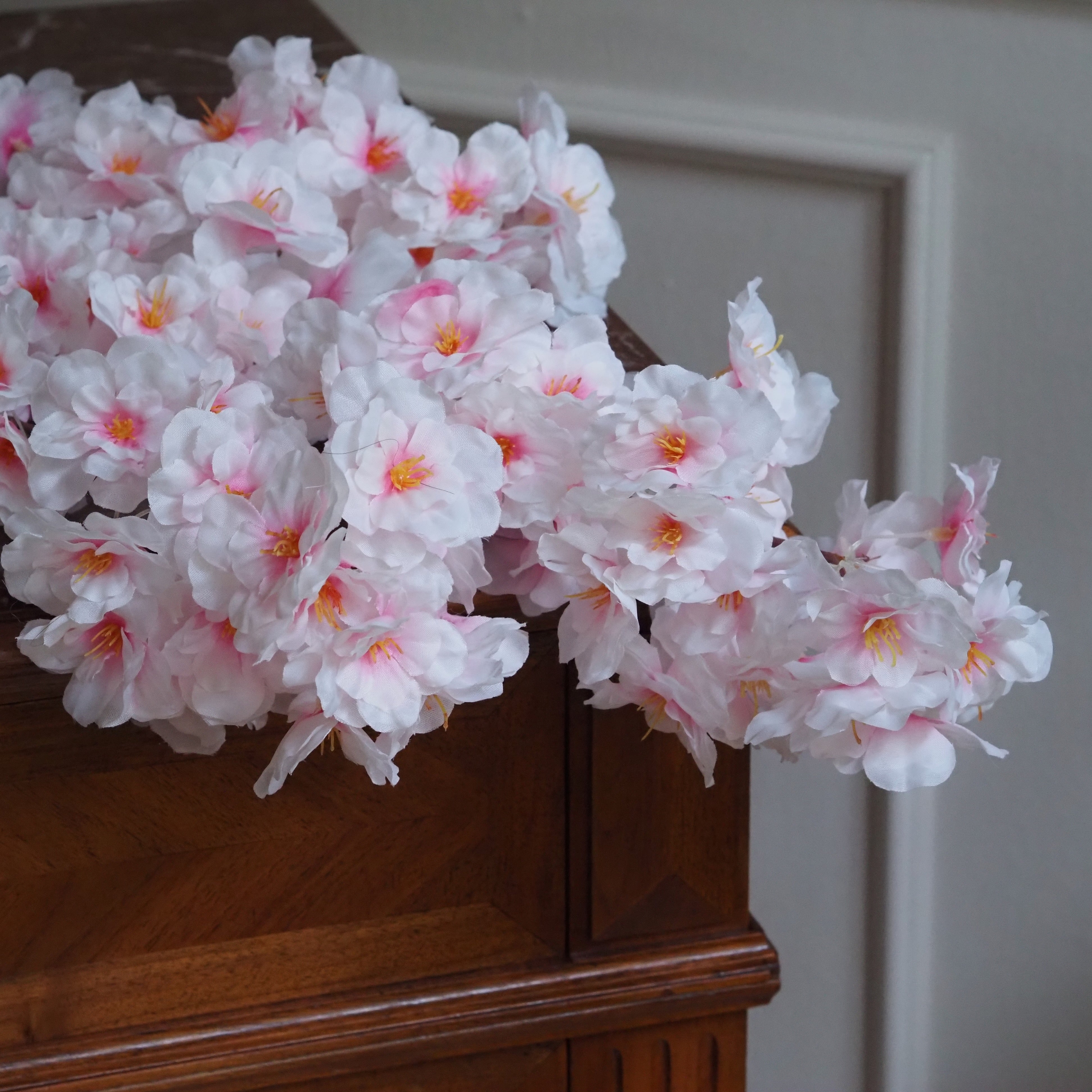 Kirschblütenzweig Weiß-Rosa · Künstlicher Seidenzweig in Sakura-Optik 95 cm