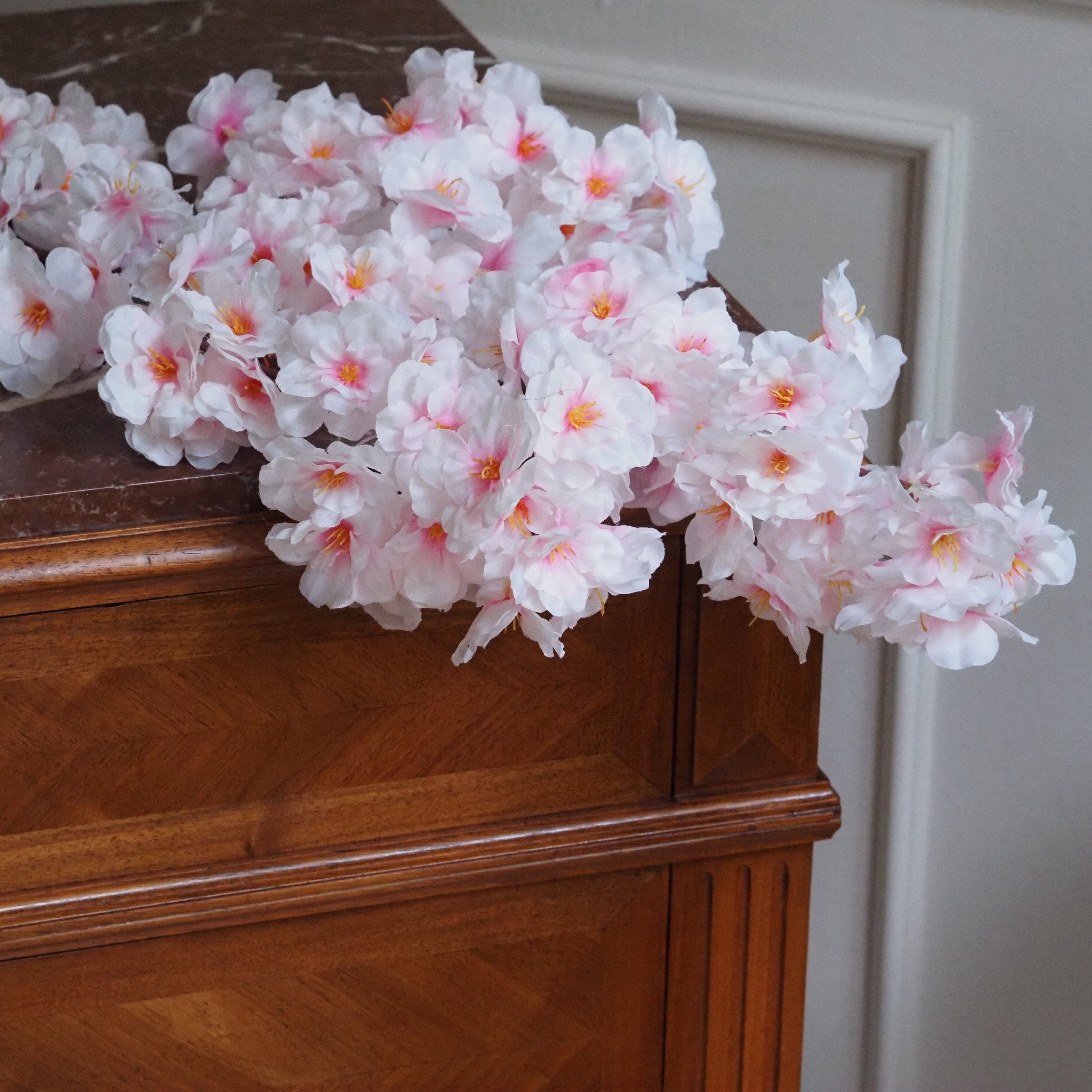 Kirschblütenzweig Weiß-Rosa · Künstlicher Seidenzweig in Sakura-Optik 95 cm