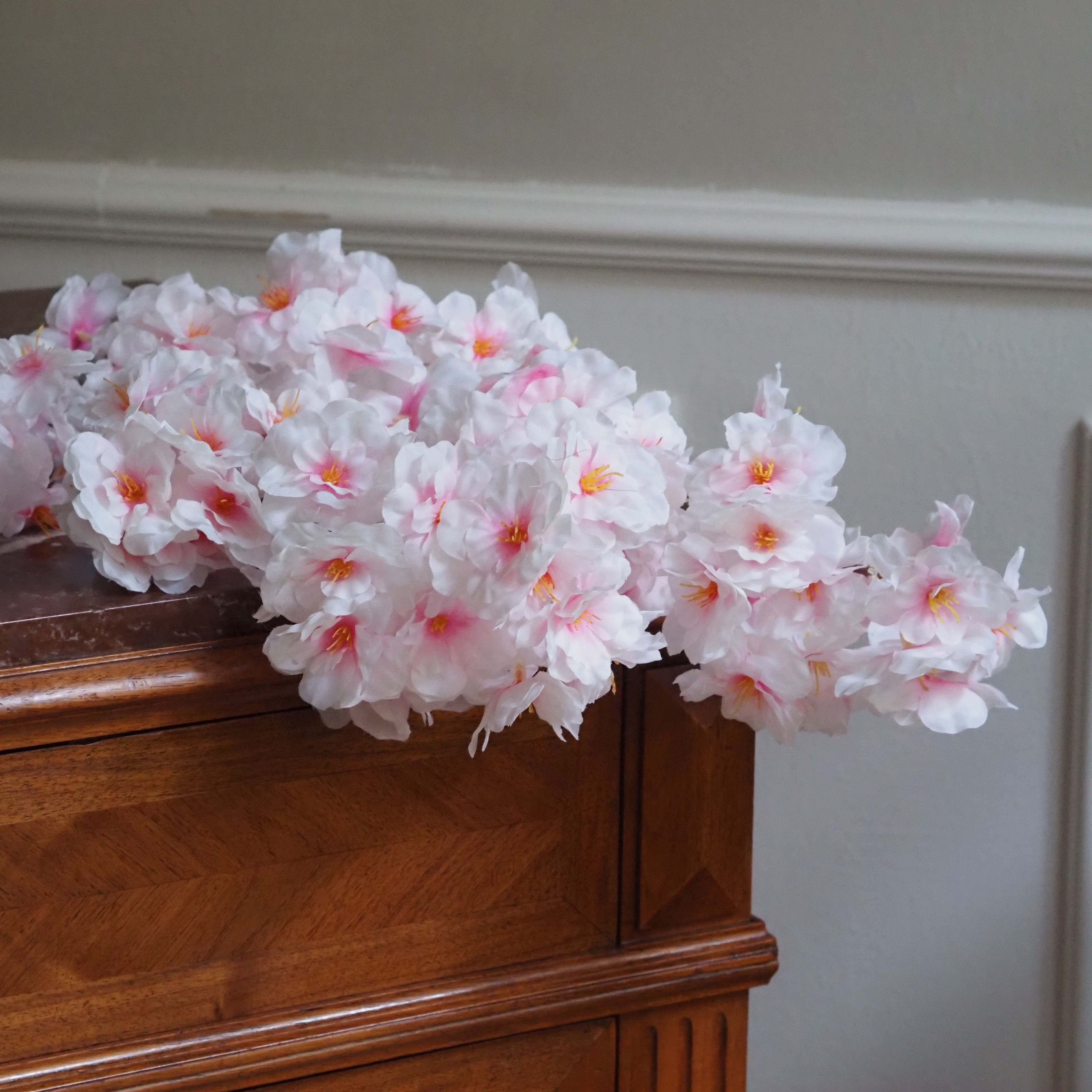 Kirschblütenzweig Weiß-Rosa · Künstlicher Seidenzweig in Sakura-Optik 95 cm