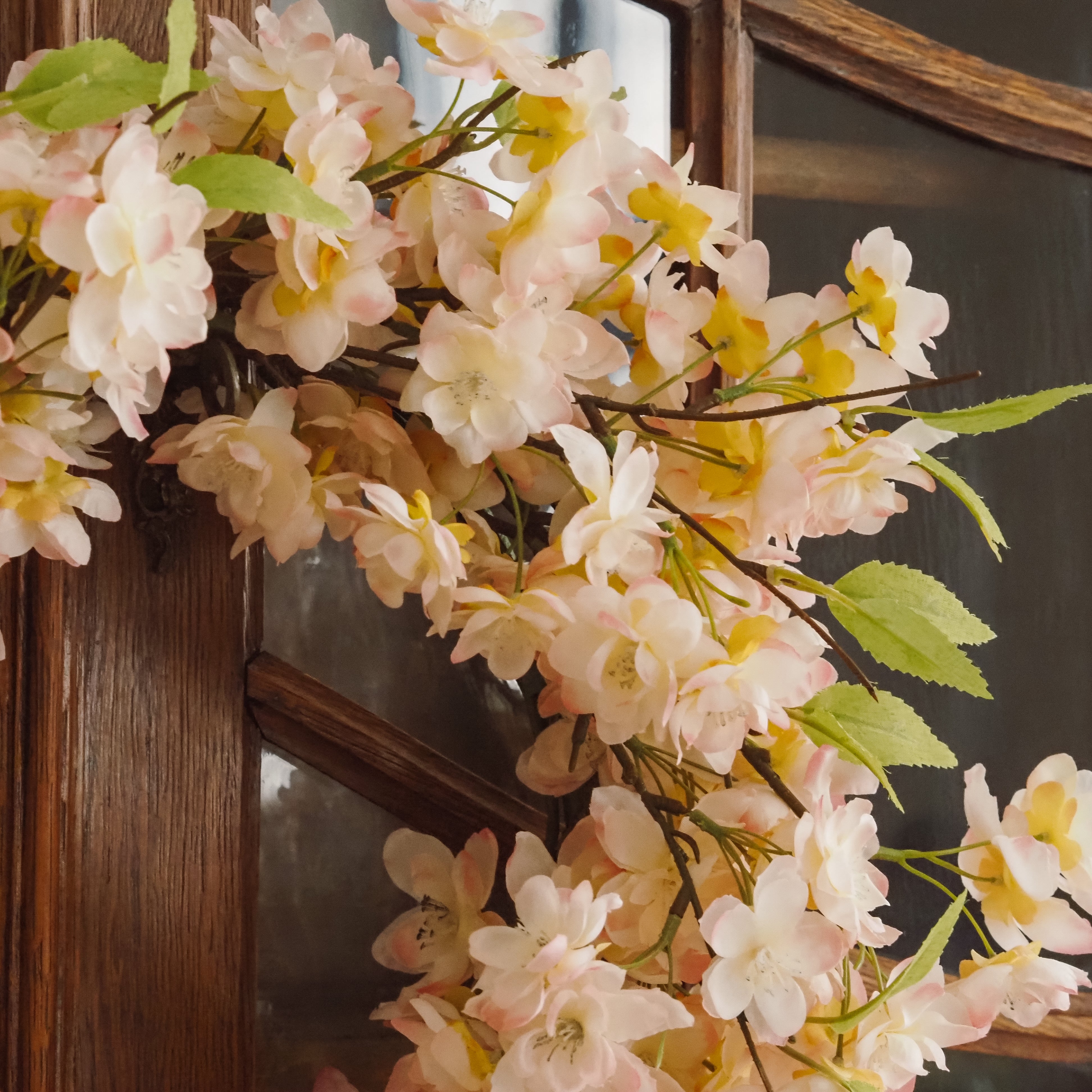 Blütenkranz · florale Frühlingsdekoration / künstliche Zweige