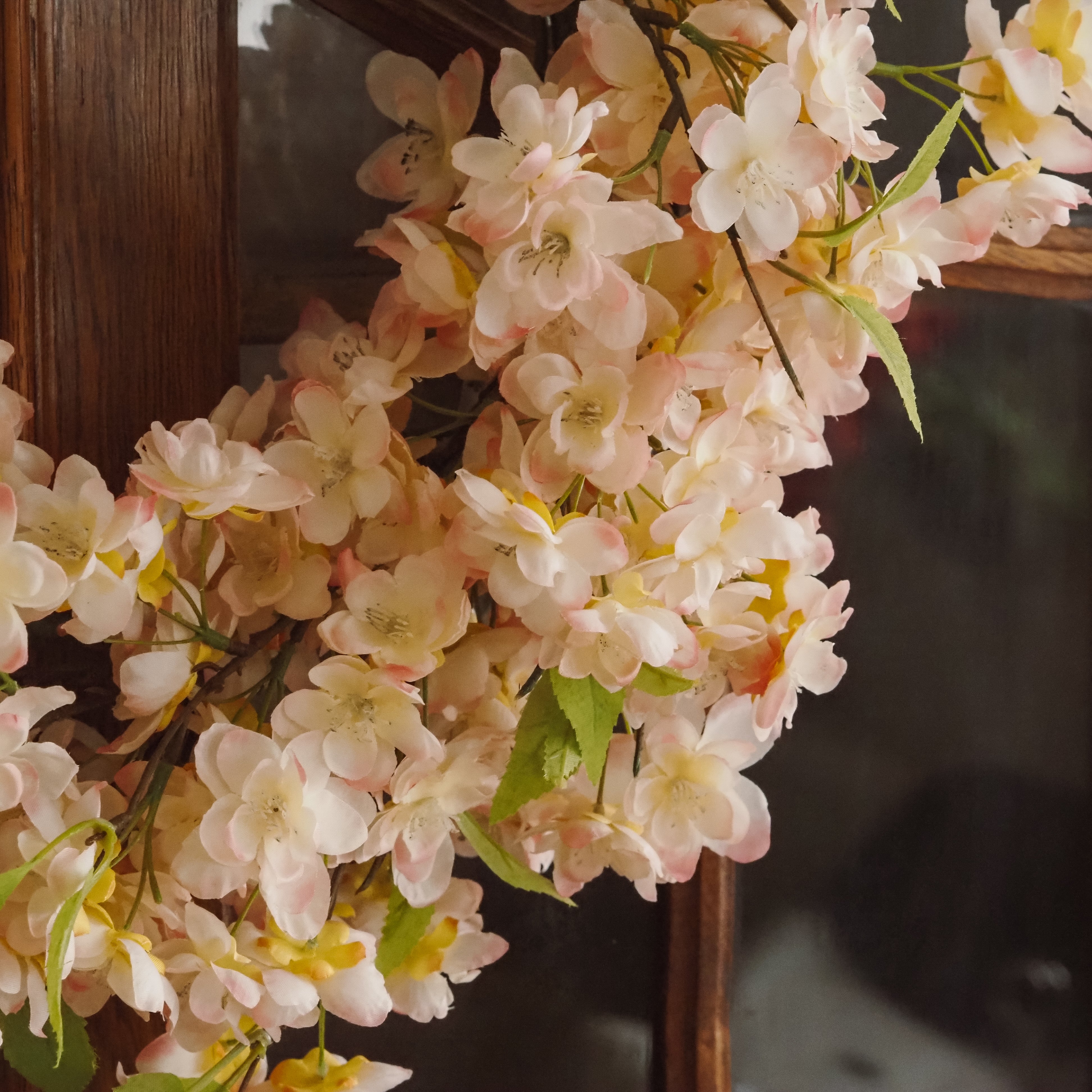Blütenkranz · florale Frühlingsdekoration / künstliche Zweige