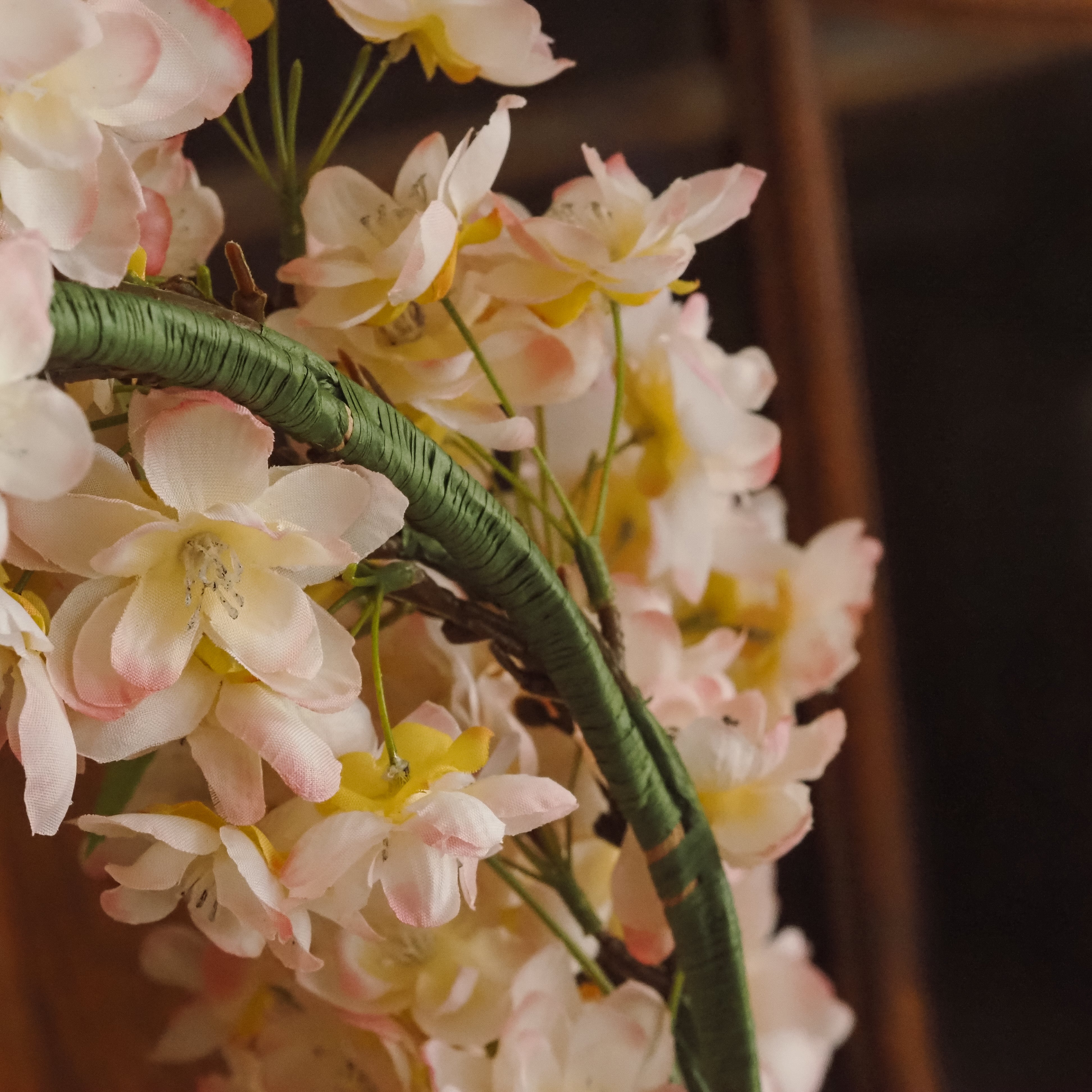 Blütenkranz · florale Frühlingsdekoration / künstliche Zweige