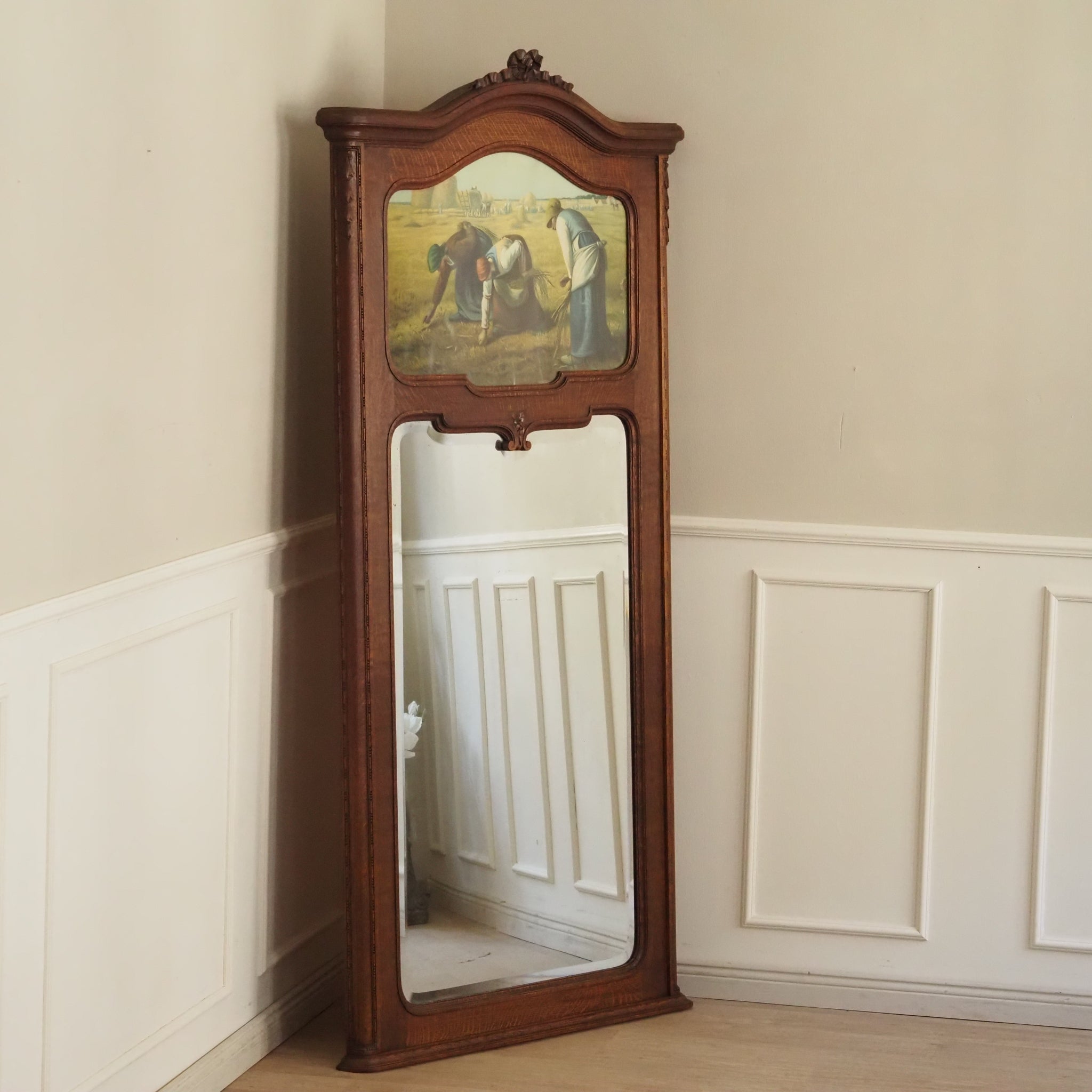 Antiker Wandspiegel mit dekorativem Bauernmotiv von 1928 - Trumeau-Spiegel