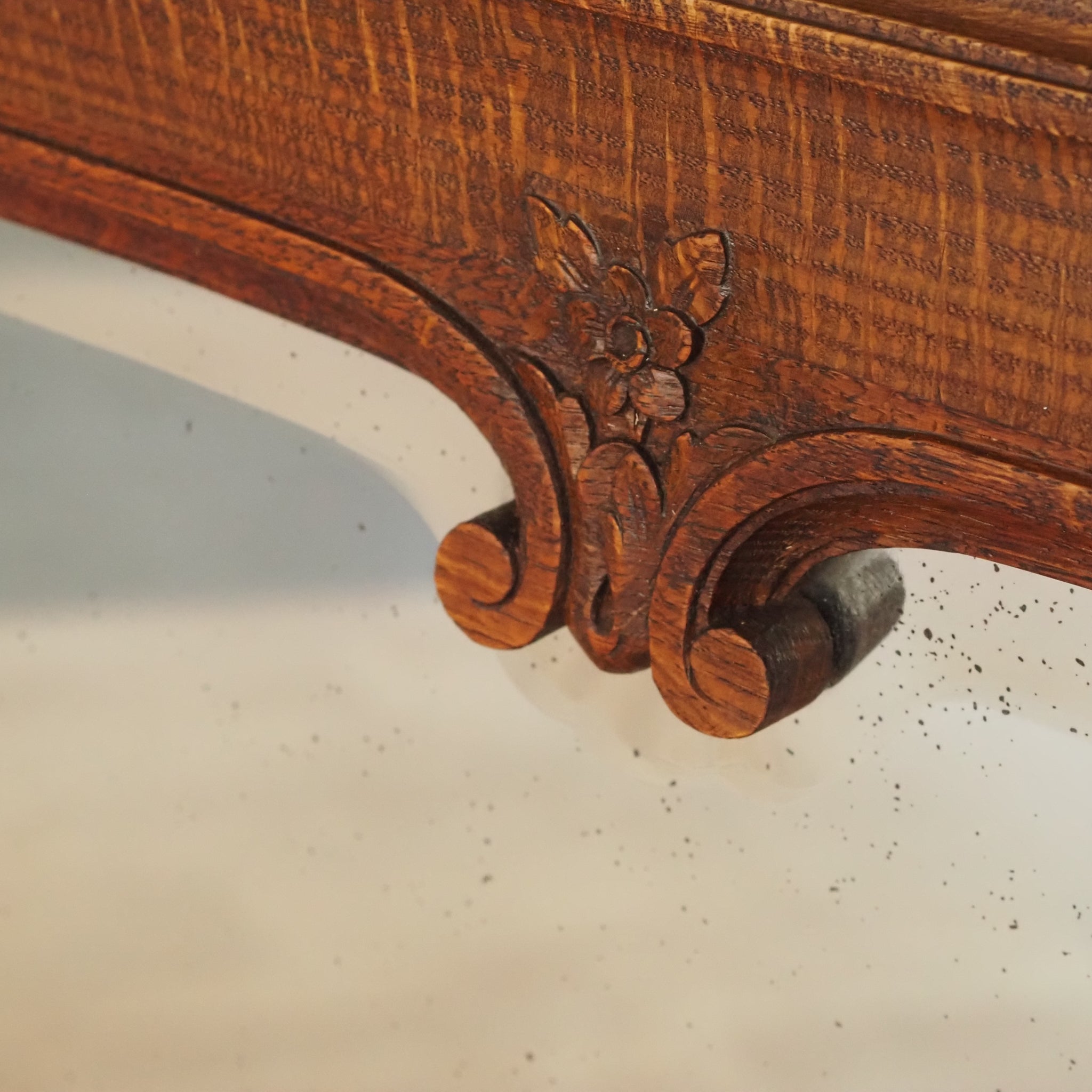 Antiker Wandspiegel mit dekorativem Bauernmotiv von 1928 - Trumeau-Spiegel