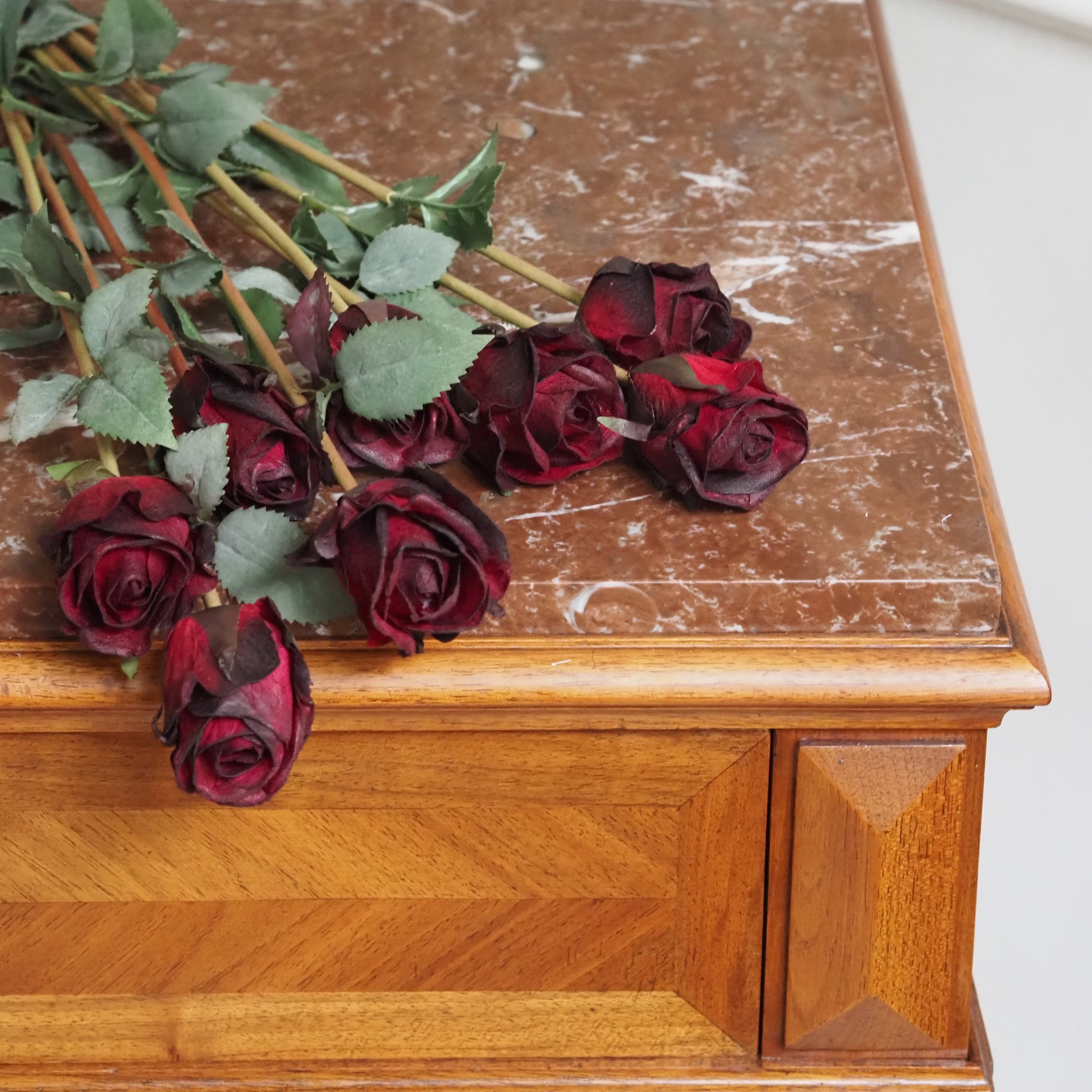 Kunstrose Bordeaux · 8er Bund Langstiel · Seidenrose Vintage-Stil · 80 cm