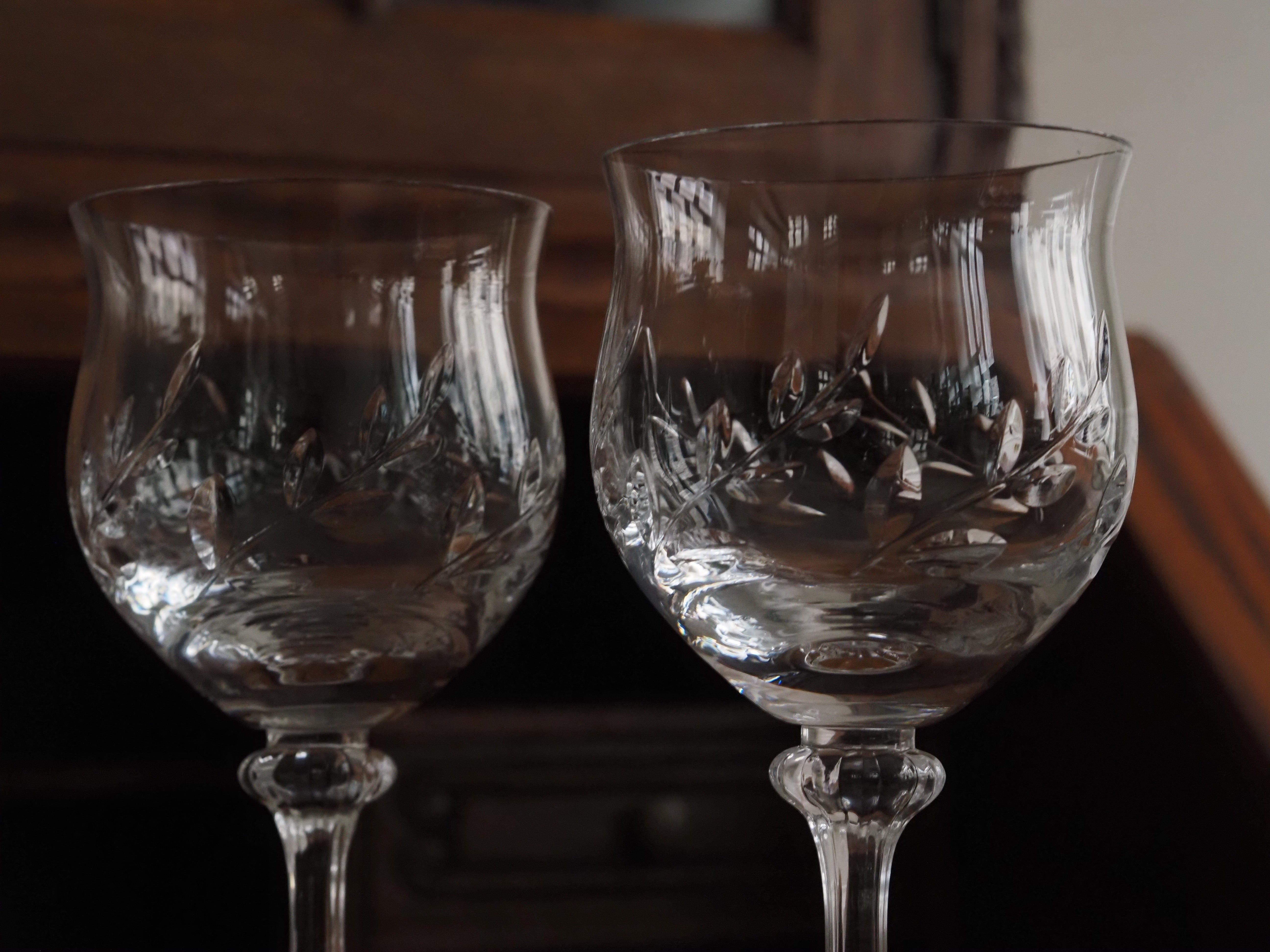 2er Set Weingläser · geschliffenes Glas mit floraler Gravur