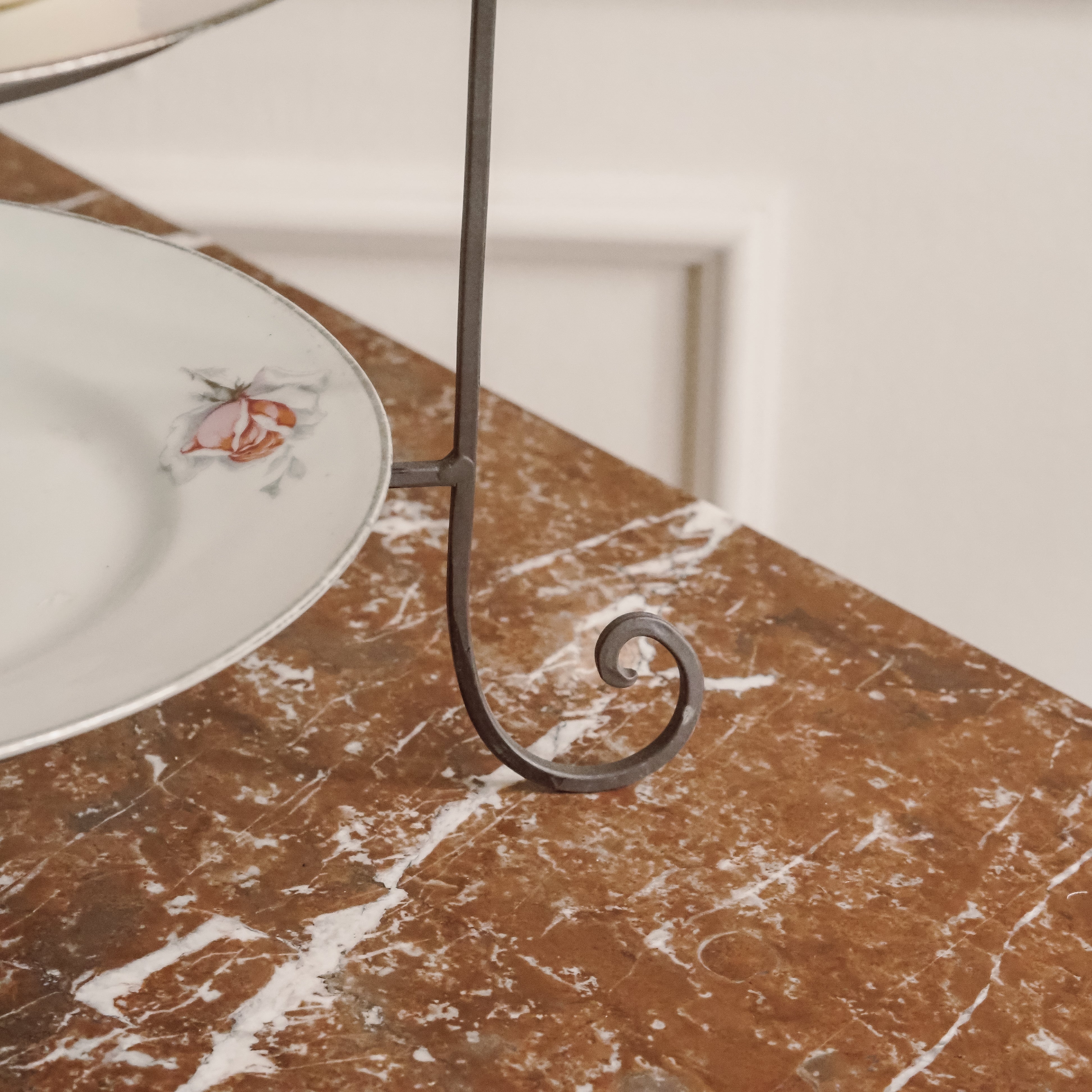Etagere Dreistufig · Geschwungenes Schnörkelgestell aus Eisen im Historismus-Stil