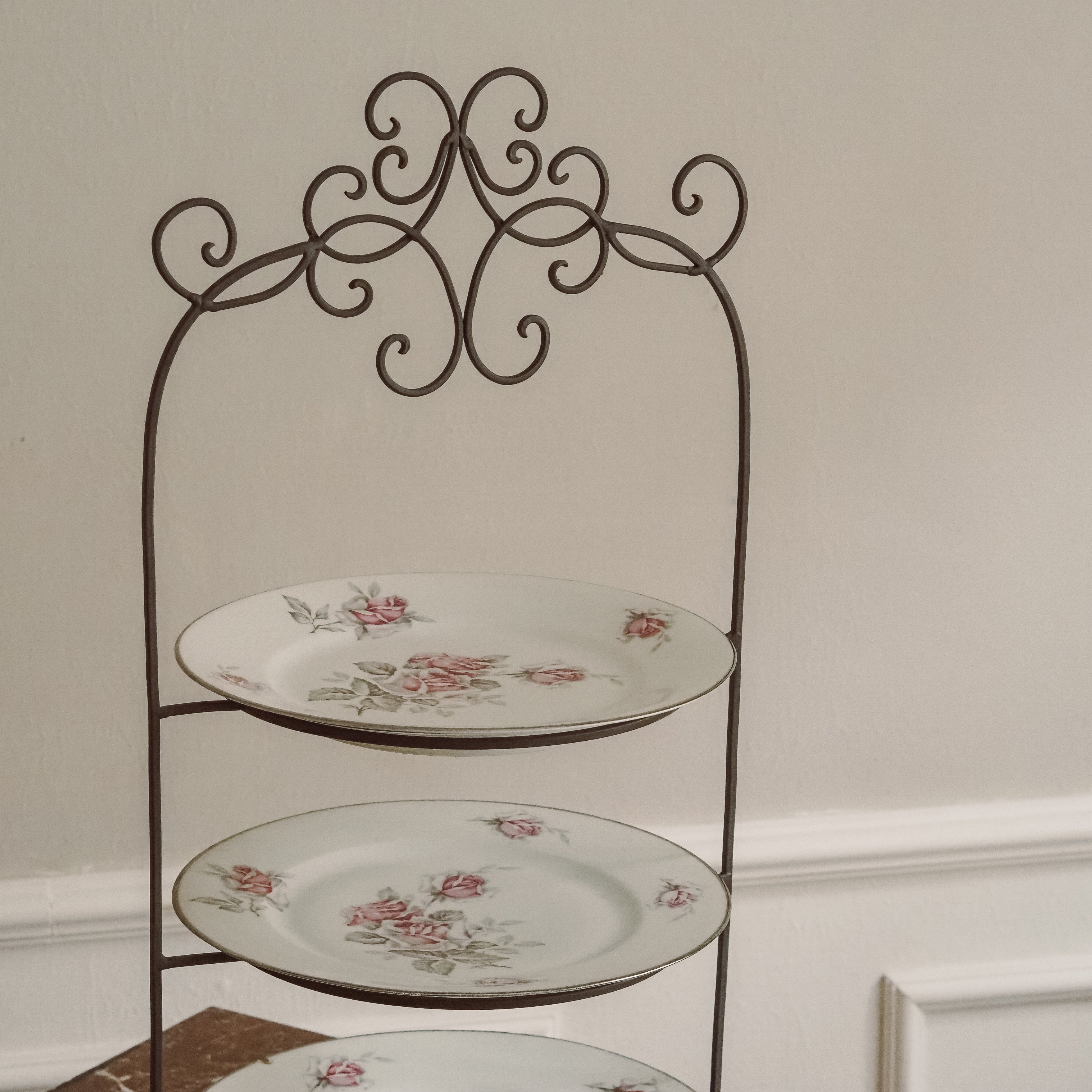 Etagere Dreistufig · Geschwungenes Schnörkelgestell aus Eisen im Historismus-Stil