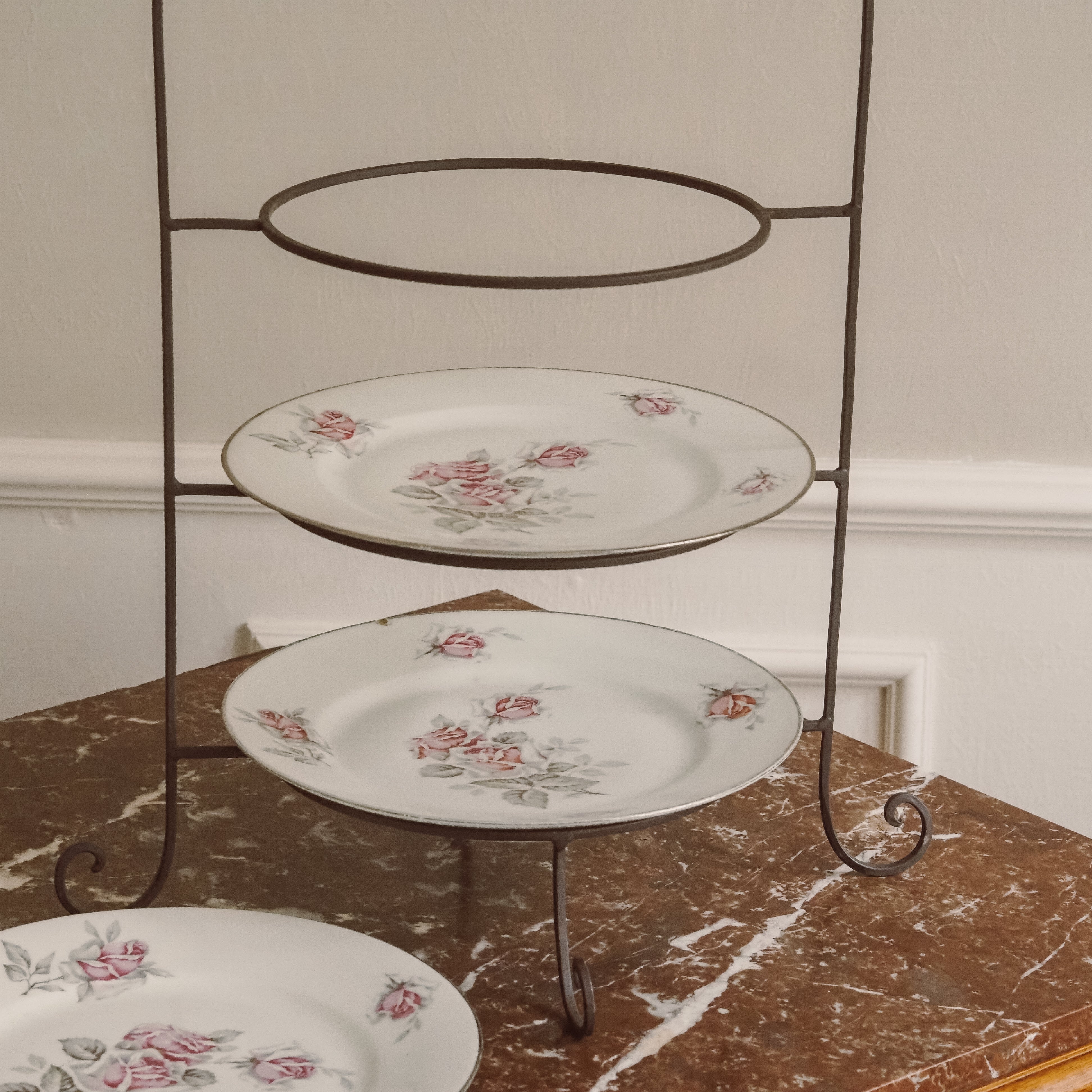 Etagere Dreistufig · Geschwungenes Schnörkelgestell aus Eisen im Historismus-Stil