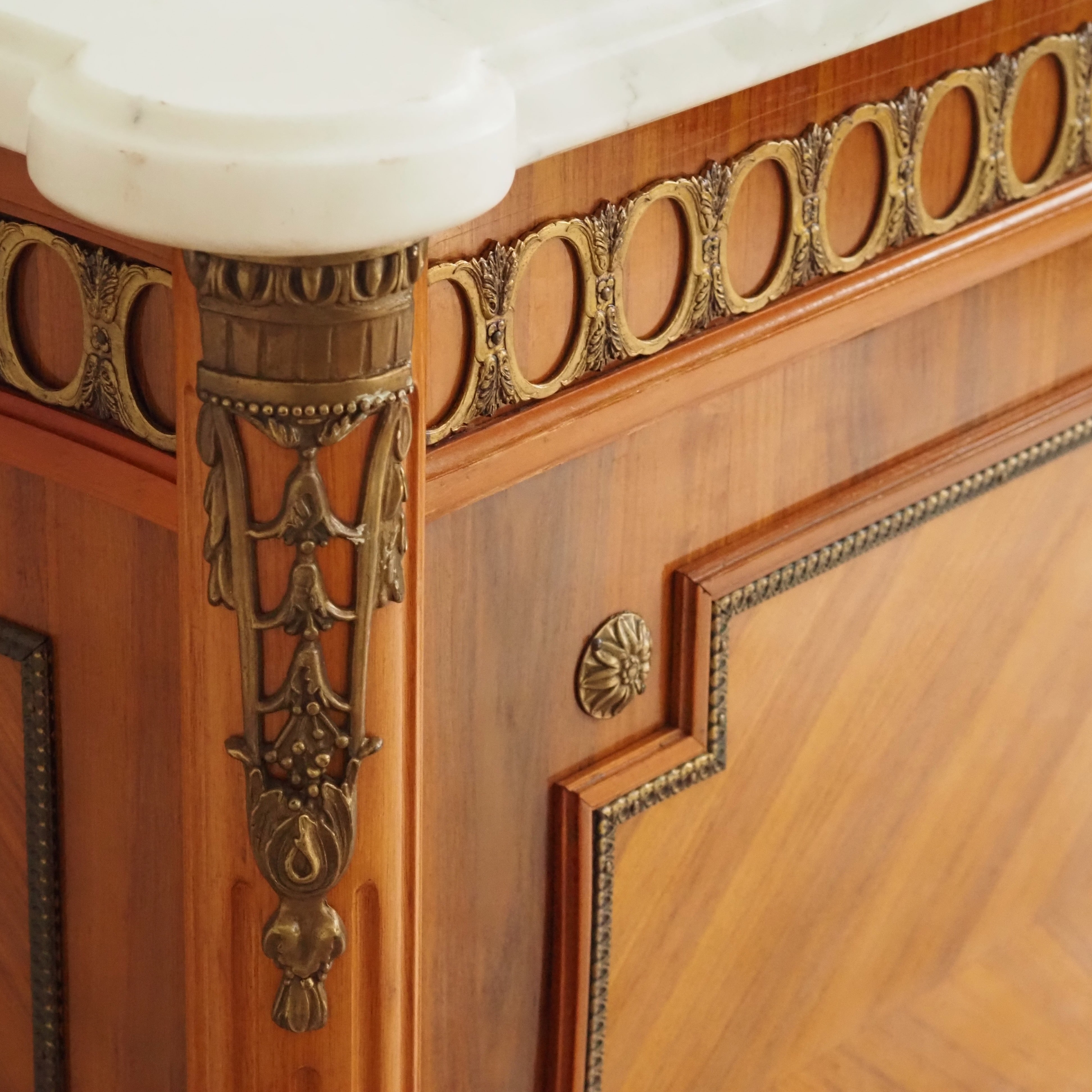Louis-XVI Sideboard mit Marmorplatte – Massivholz, Bronzebeschläge Kommode