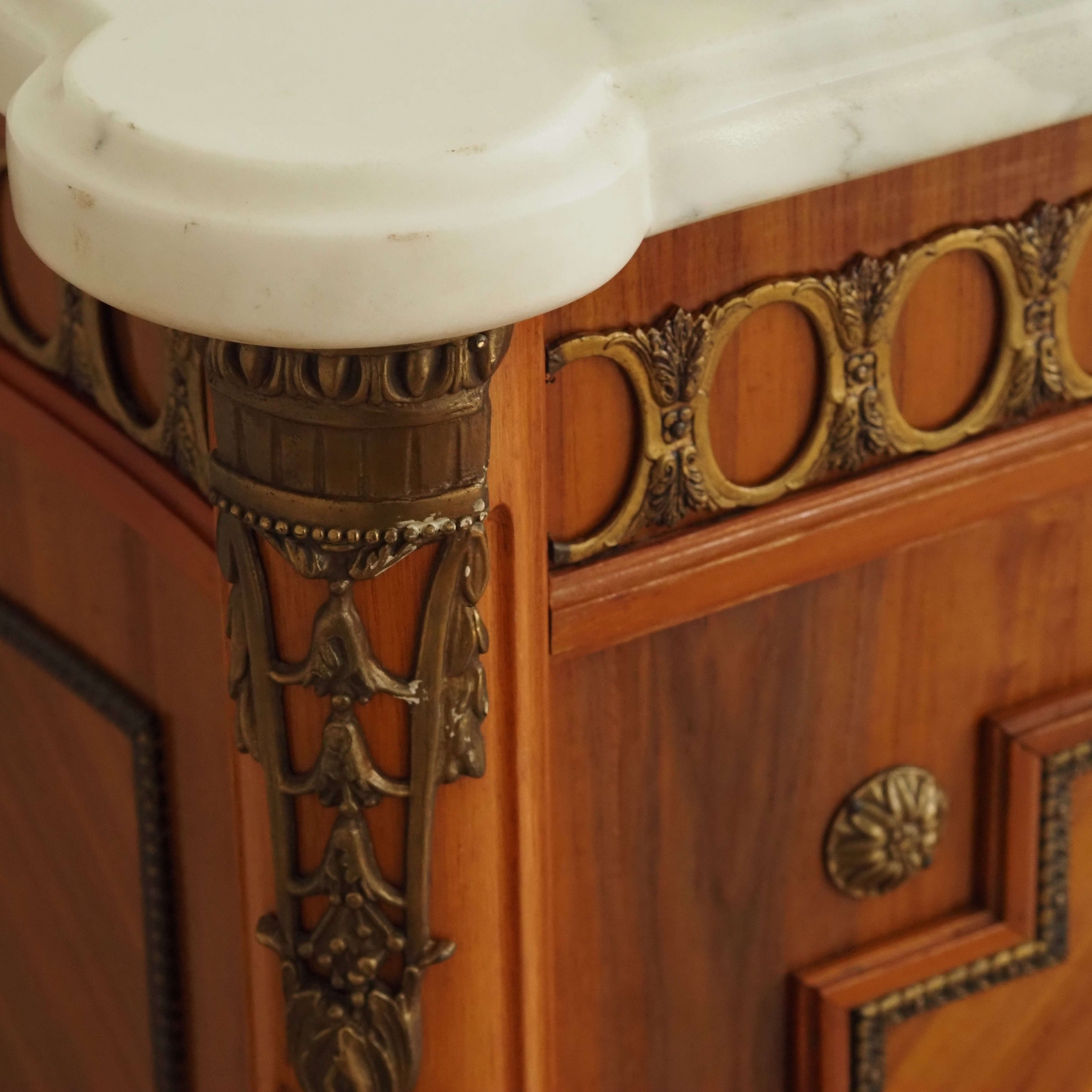 Louis-XVI Sideboard mit Marmorplatte – Massivholz, Bronzebeschläge Kommode