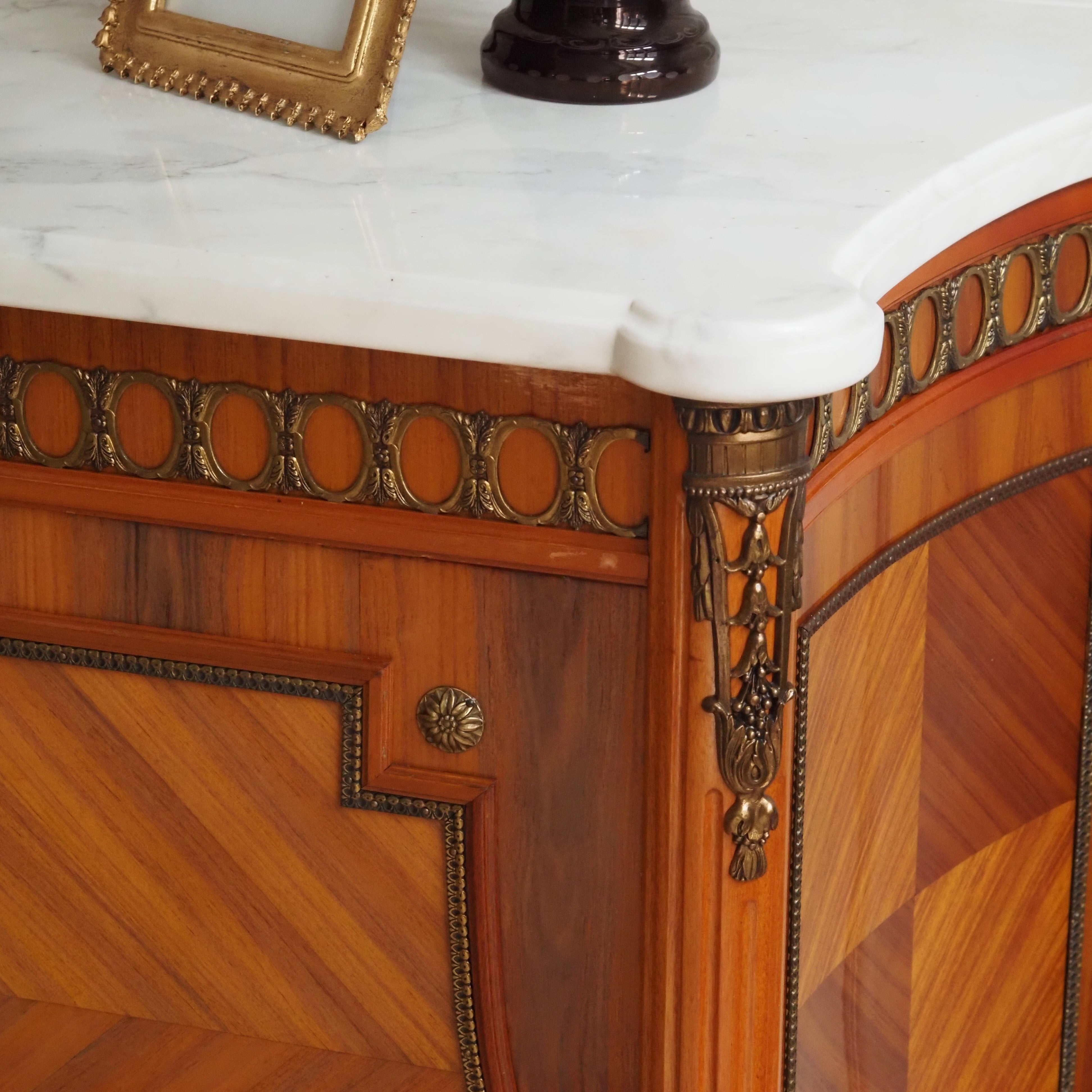 Louis-XVI Sideboard mit Marmorplatte – Massivholz, Bronzebeschläge Kommode