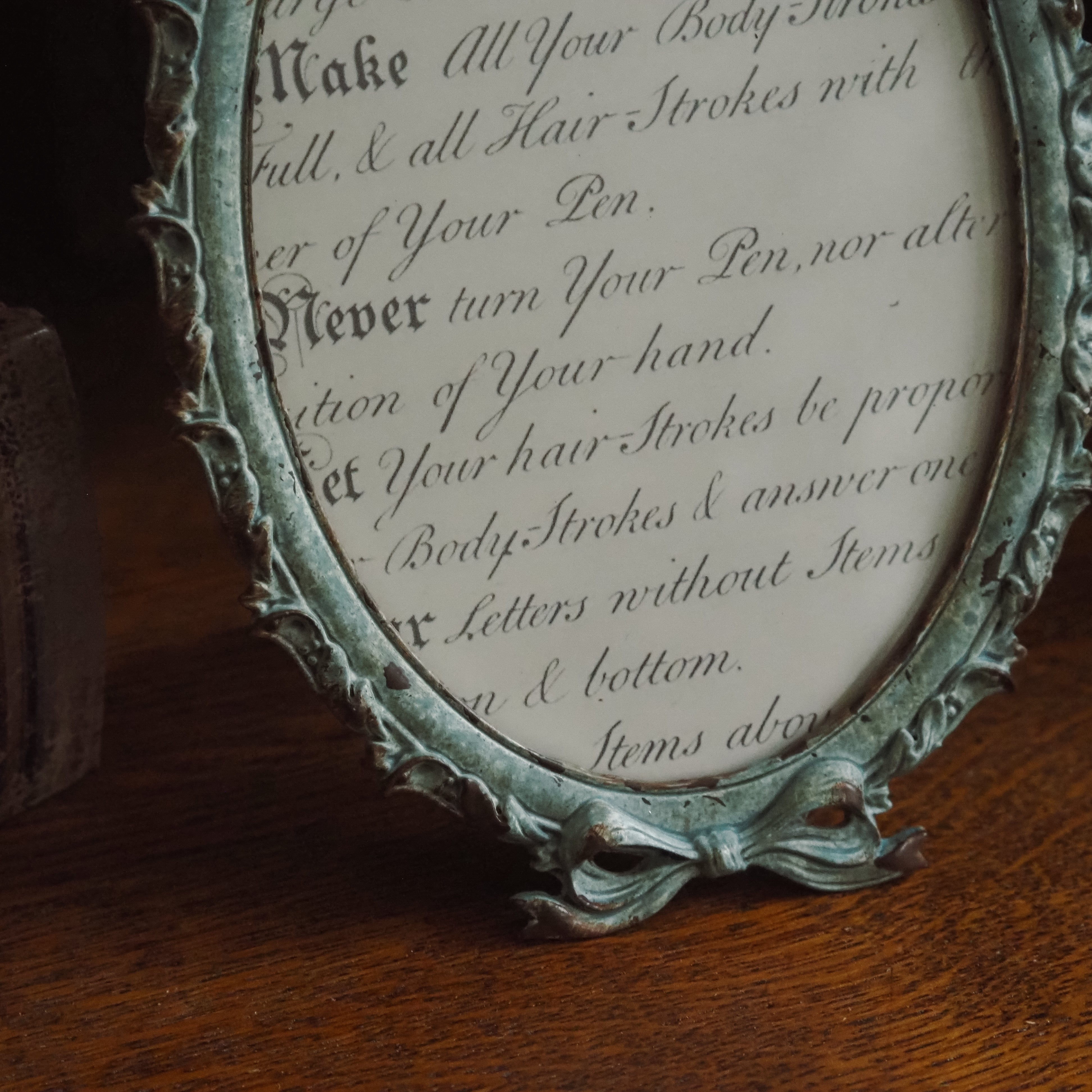 Ovaler Bilderrahmen · historisierende Ornamentik / Tischrahmen