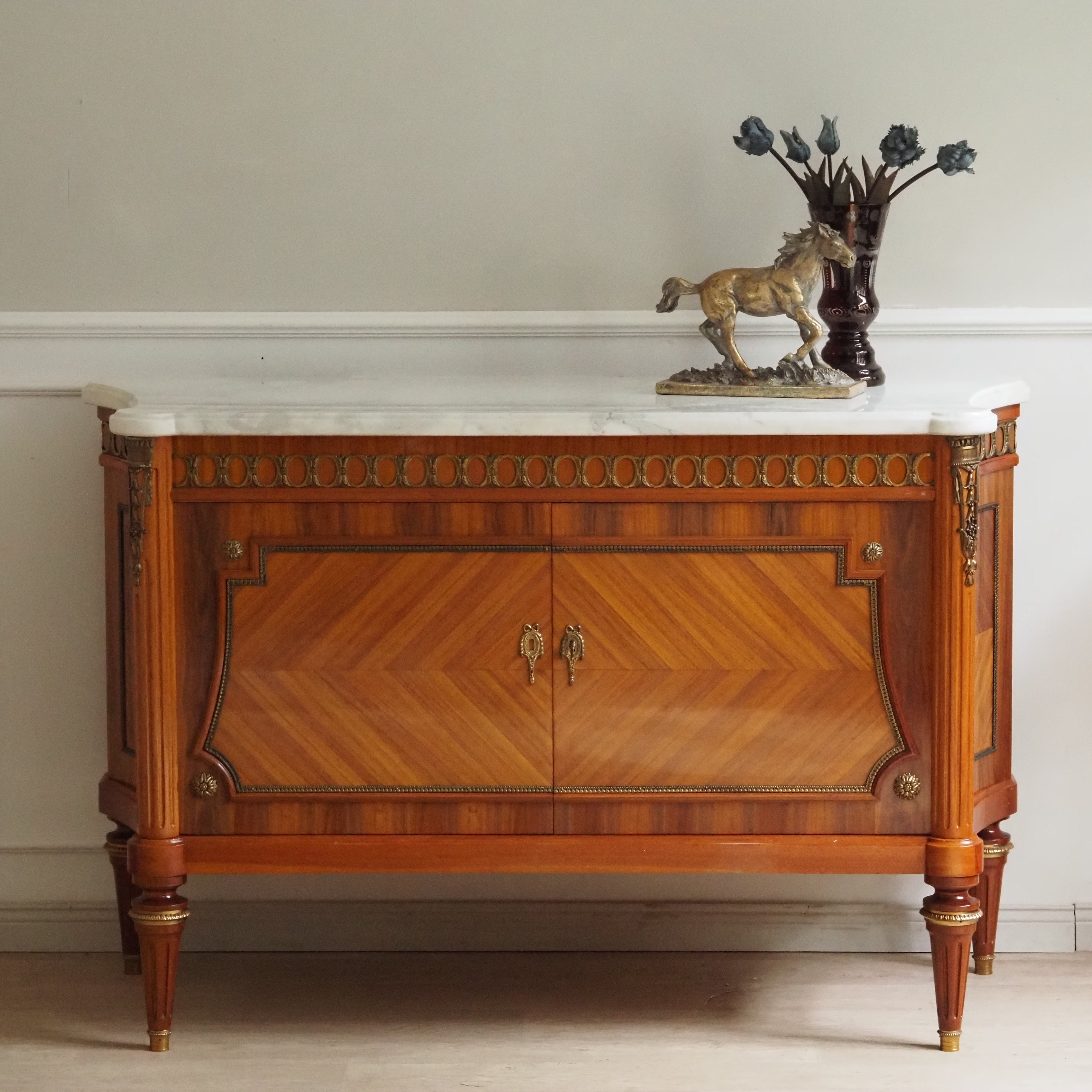 Louis-XVI Sideboard mit Marmorplatte – Massivholz, Bronzebeschläge Kommode