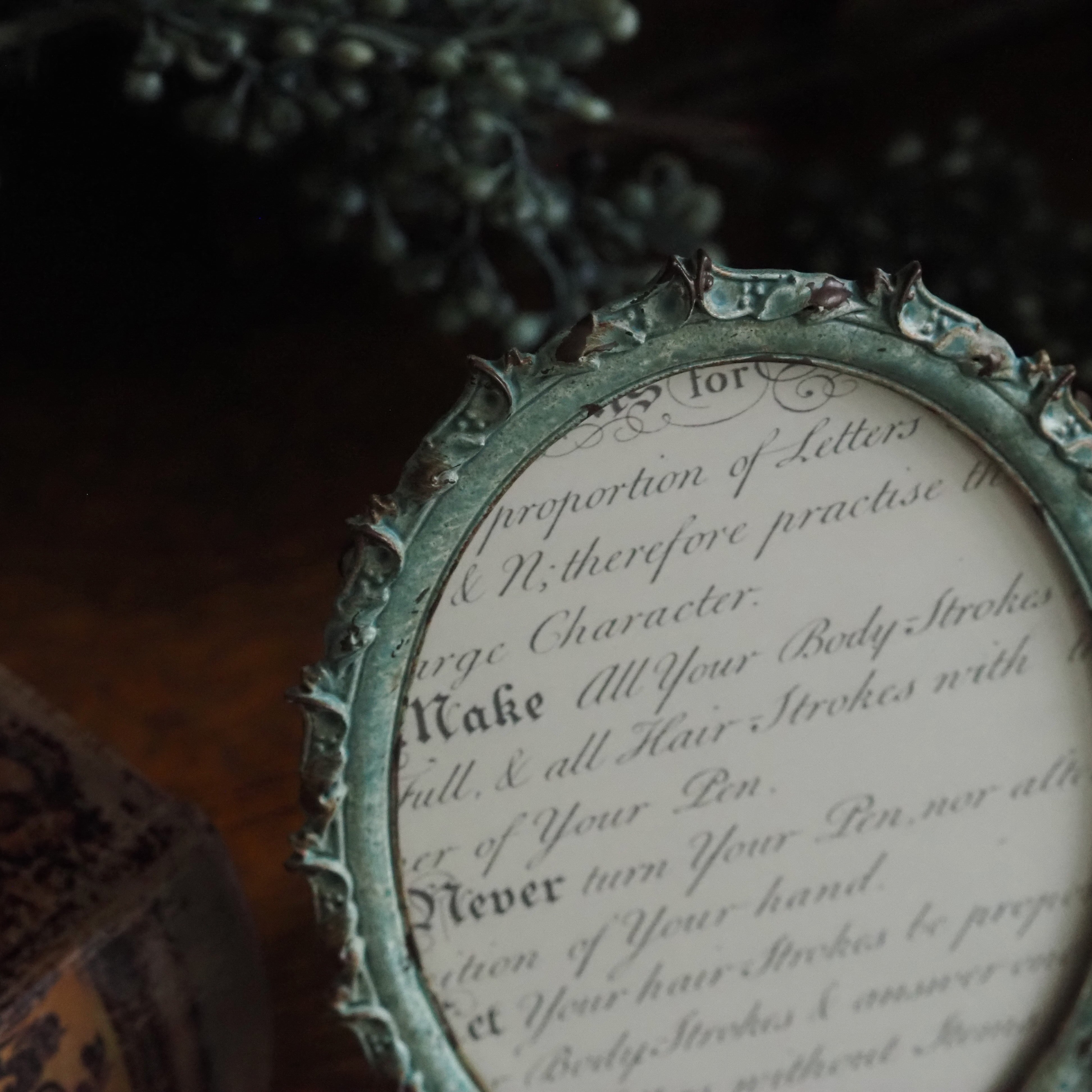 Ovaler Bilderrahmen · historisierende Ornamentik / Tischrahmen