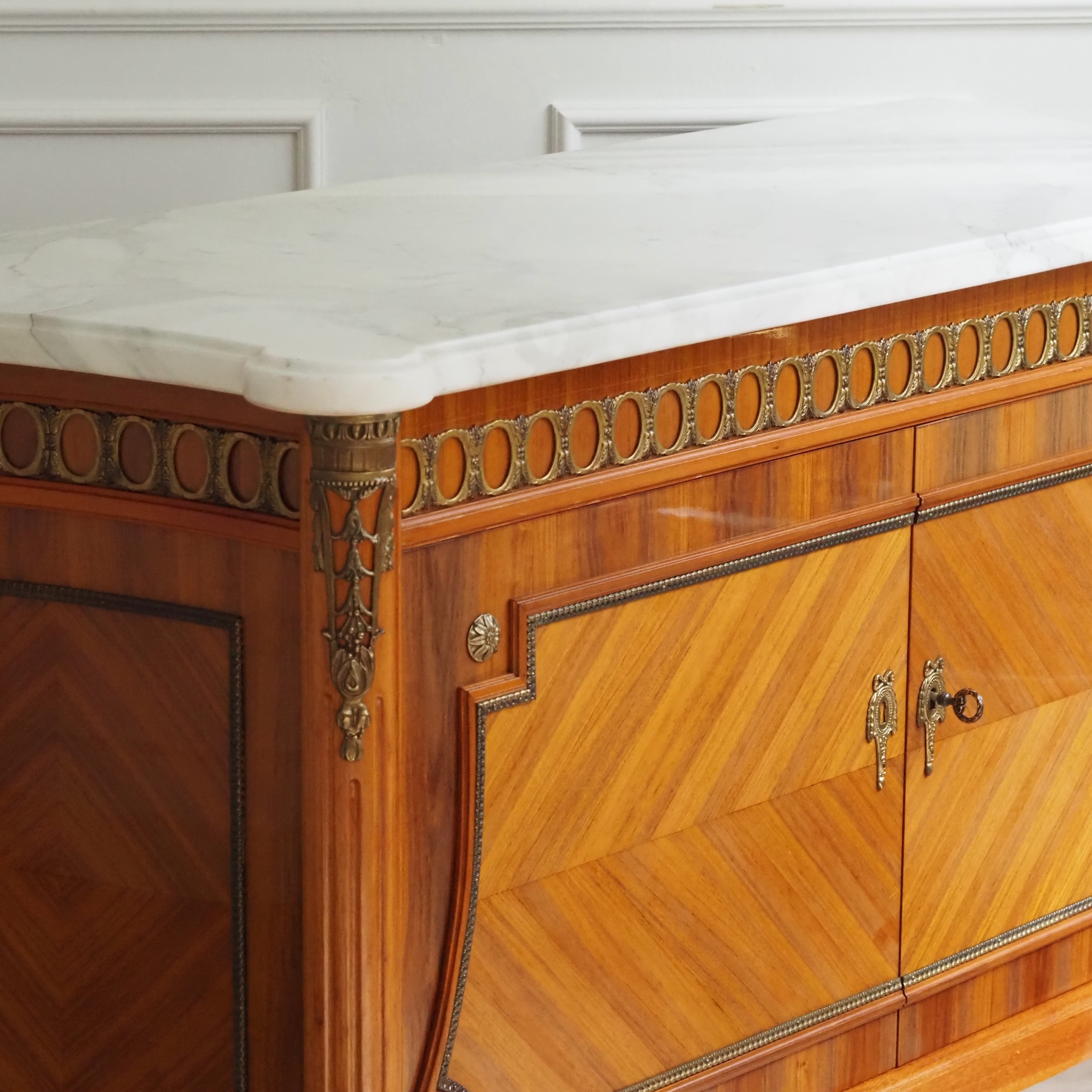 Louis-XVI Sideboard mit Marmorplatte – Massivholz, Bronzebeschläge Kommode