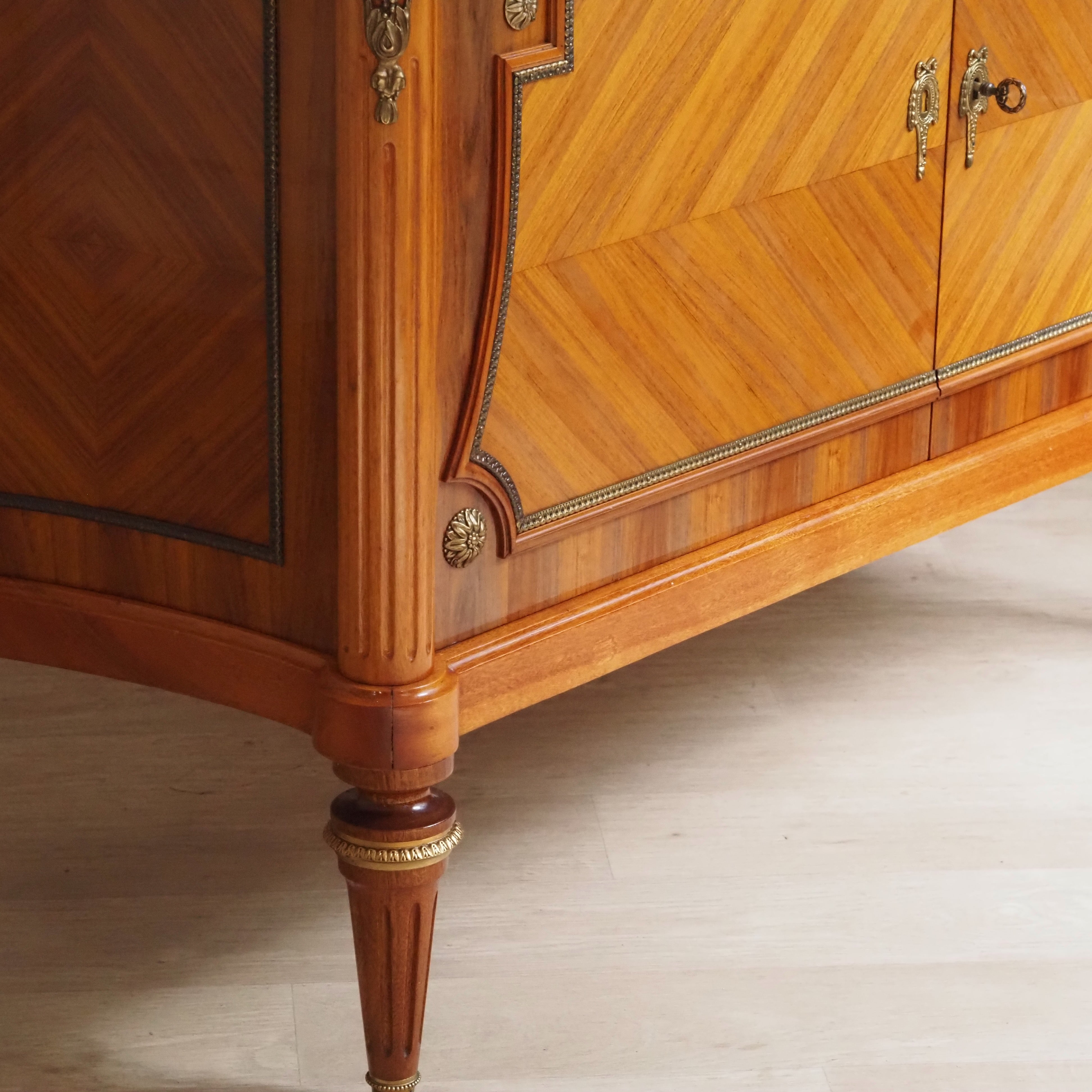 Louis-XVI Sideboard mit Marmorplatte – Massivholz, Bronzebeschläge Kommode