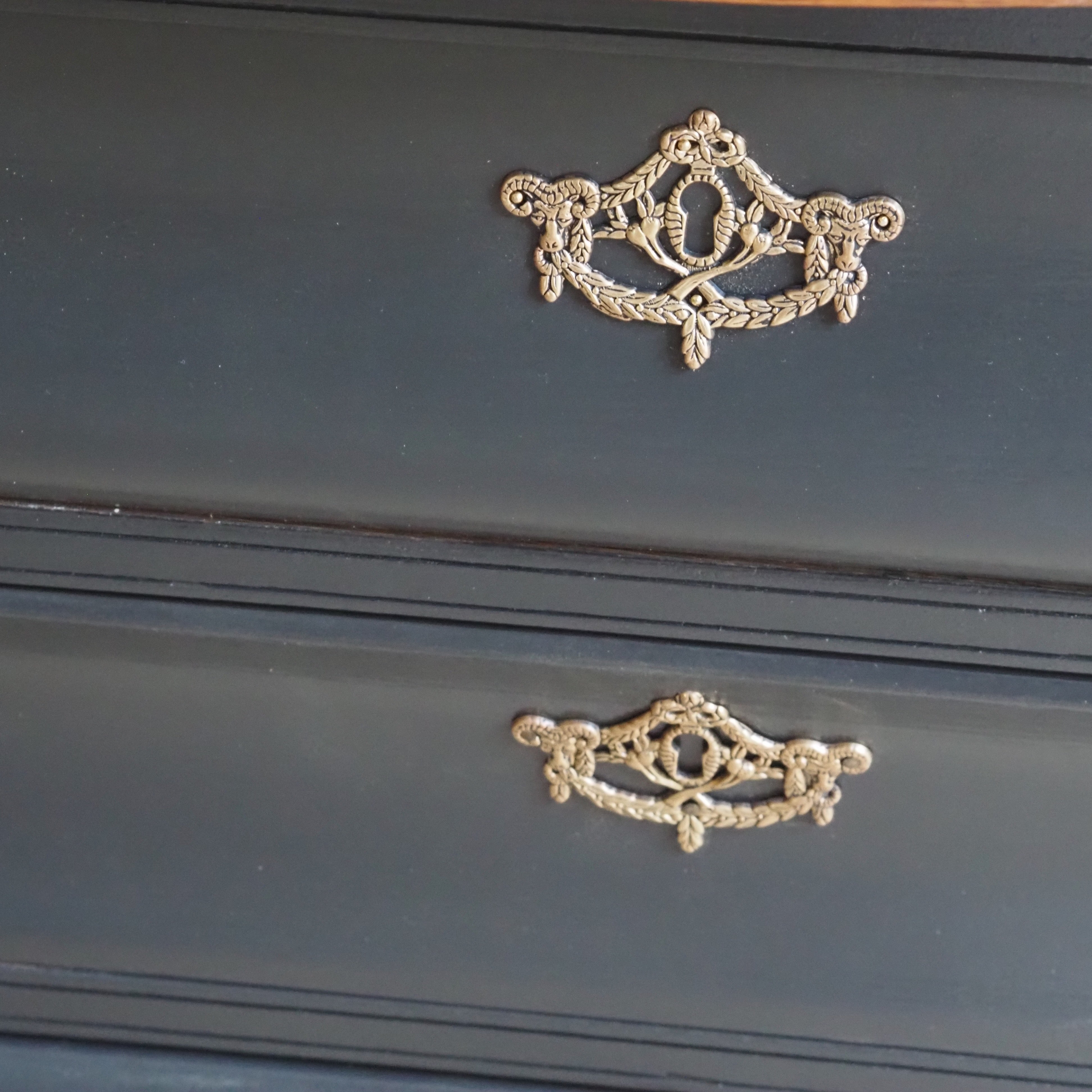 Barock Kommode Vintage schwarz lackiert – Naturholzplatte, 19. Jahrhundert