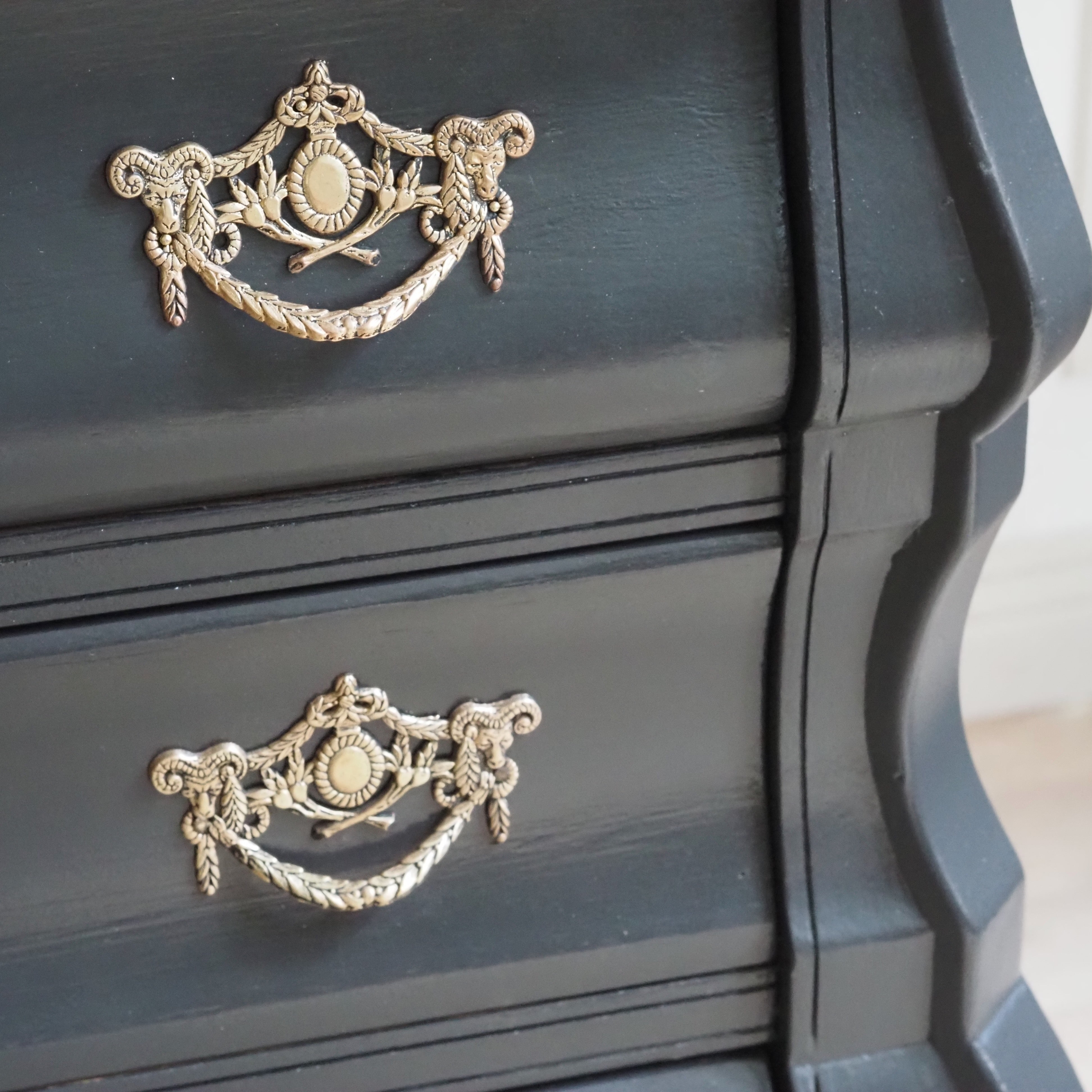 Barock Kommode Vintage schwarz lackiert – Naturholzplatte, 19. Jahrhundert