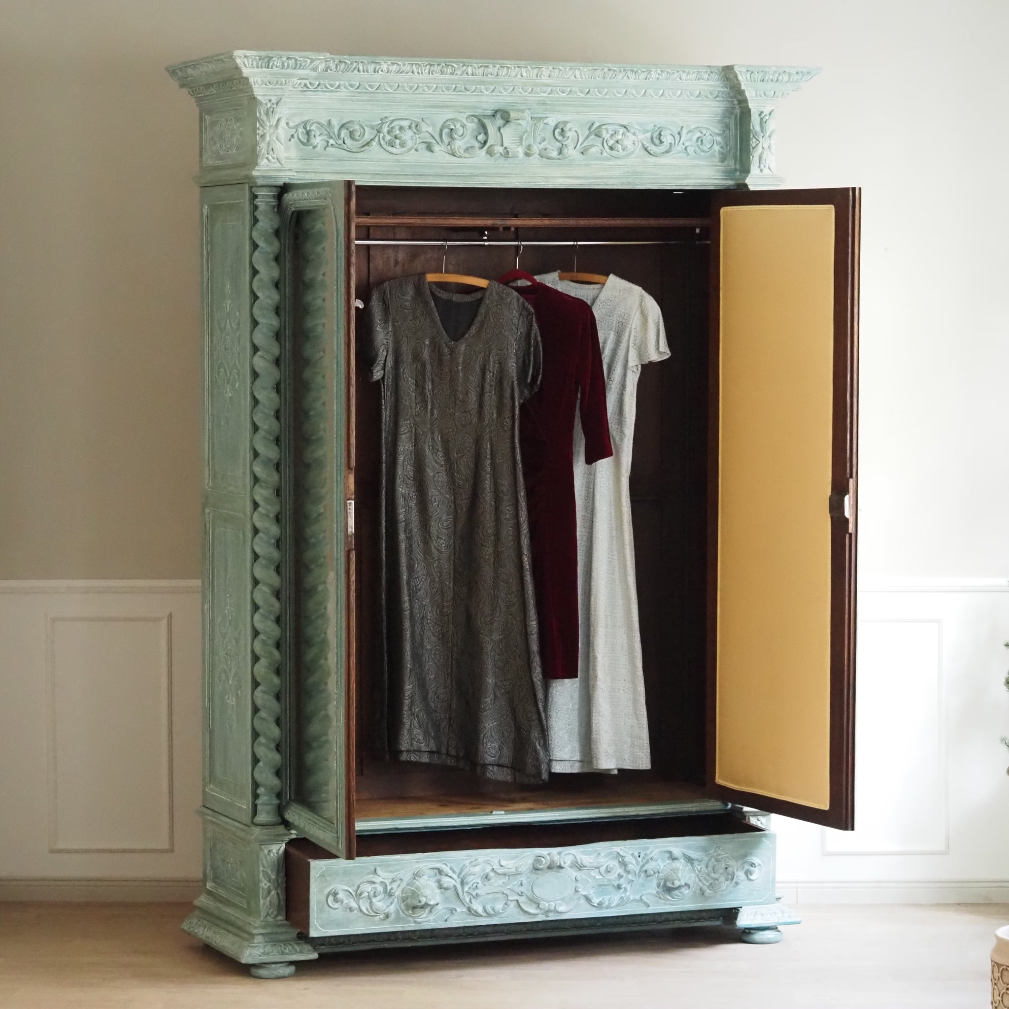 Historischer Spiegelkleiderschrank aus der Gründerzeit - Antiker Schrank, patiniert