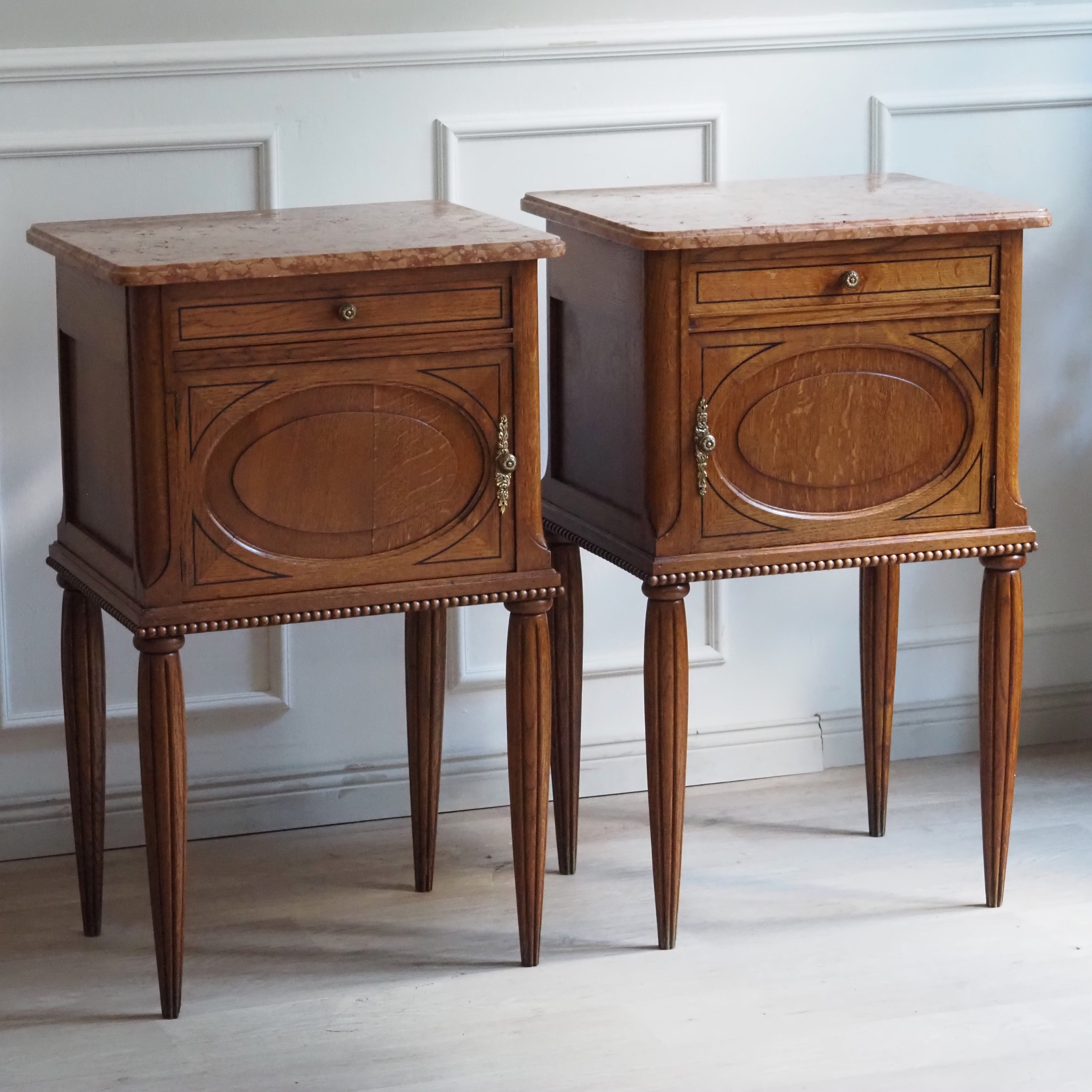 Antikes Paar Nachttische - Eiche, Marmor Louis-XVI-Stil um 1920