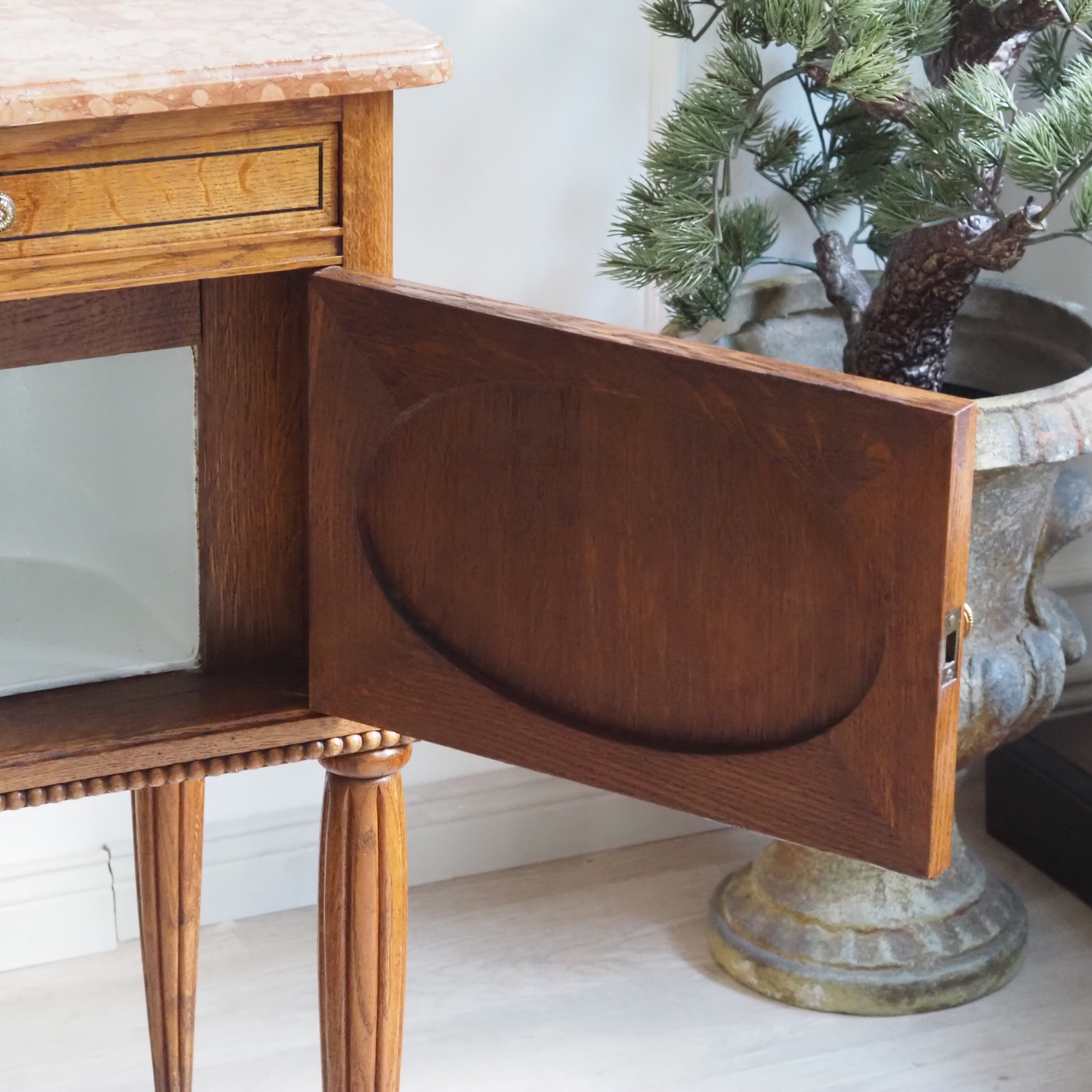 Antikes Paar Nachttische - Eiche, Marmor Louis-XVI-Stil um 1920
