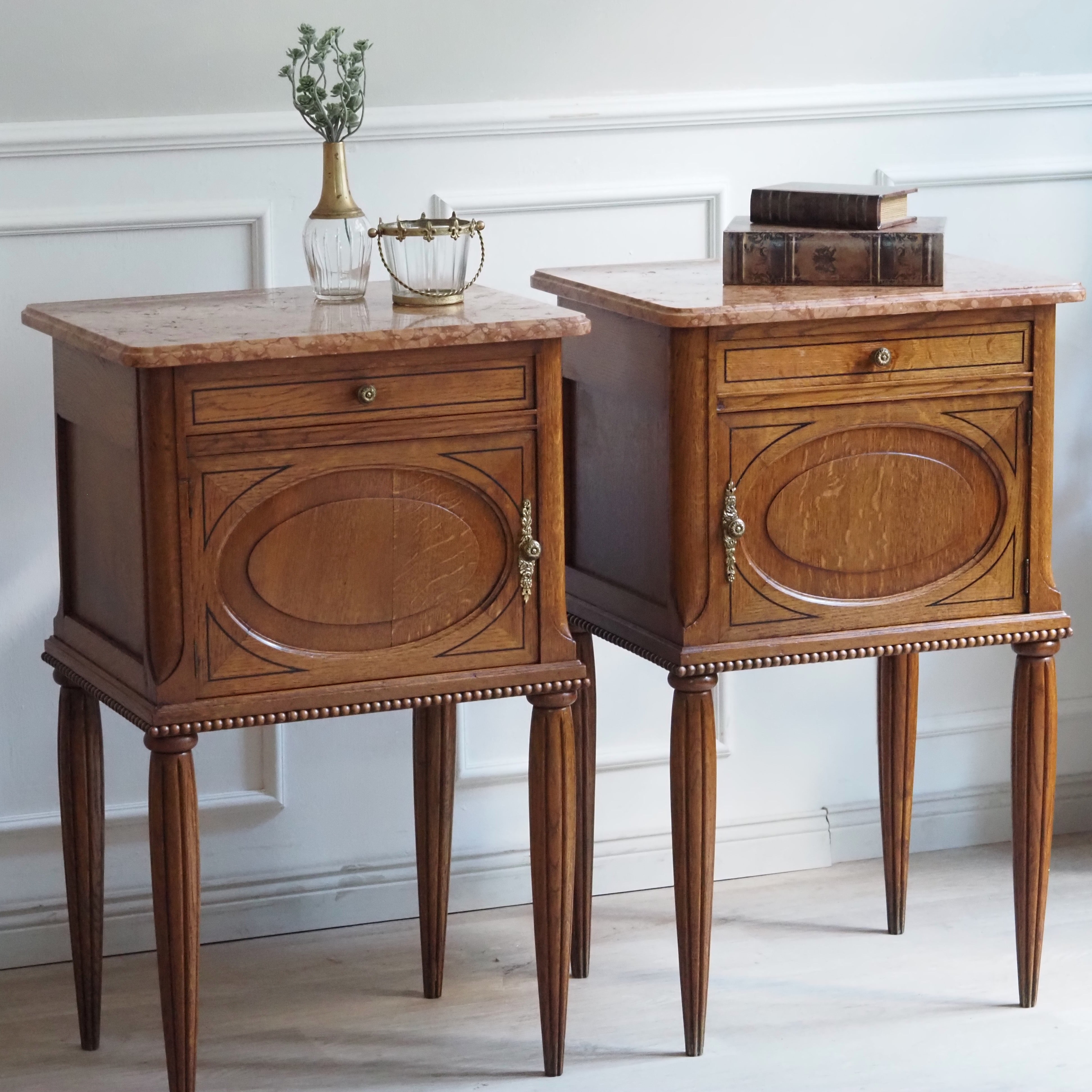 Antikes Paar Nachttische - Eiche, Marmor Louis-XVI-Stil um 1920