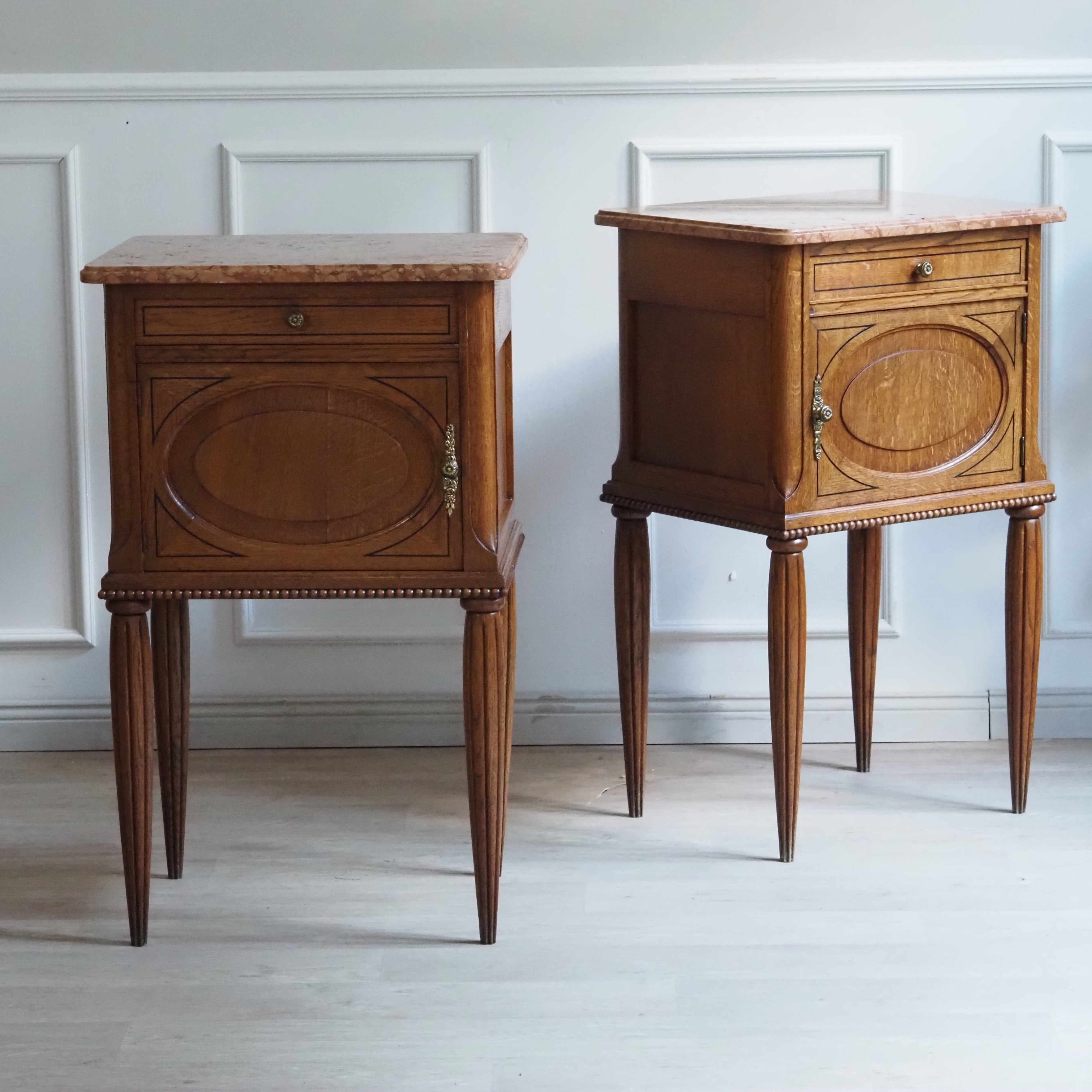 Antikes Paar Nachttische - Eiche, Marmor Louis-XVI-Stil um 1920