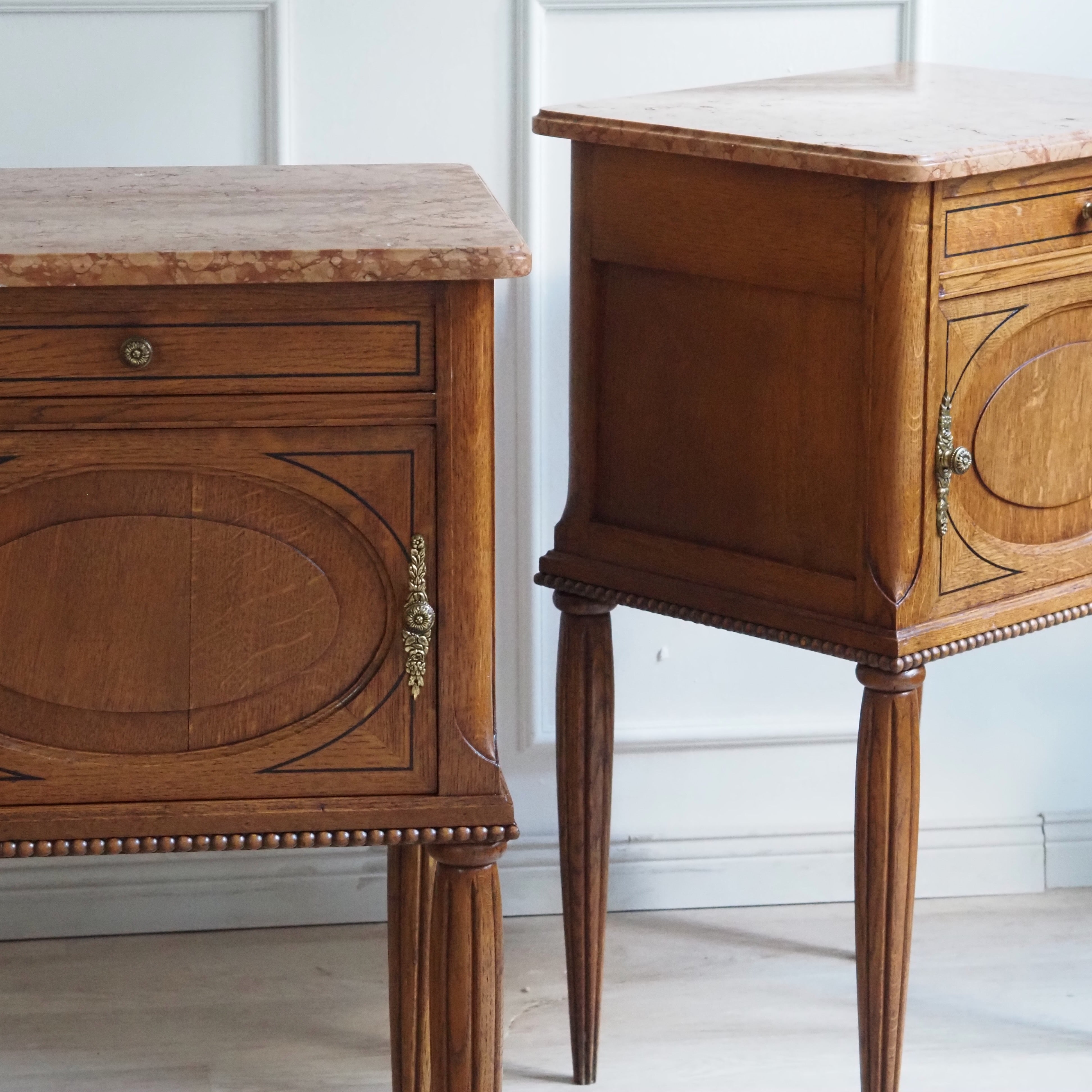 Antikes Paar Nachttische - Eiche, Marmor Louis-XVI-Stil um 1920