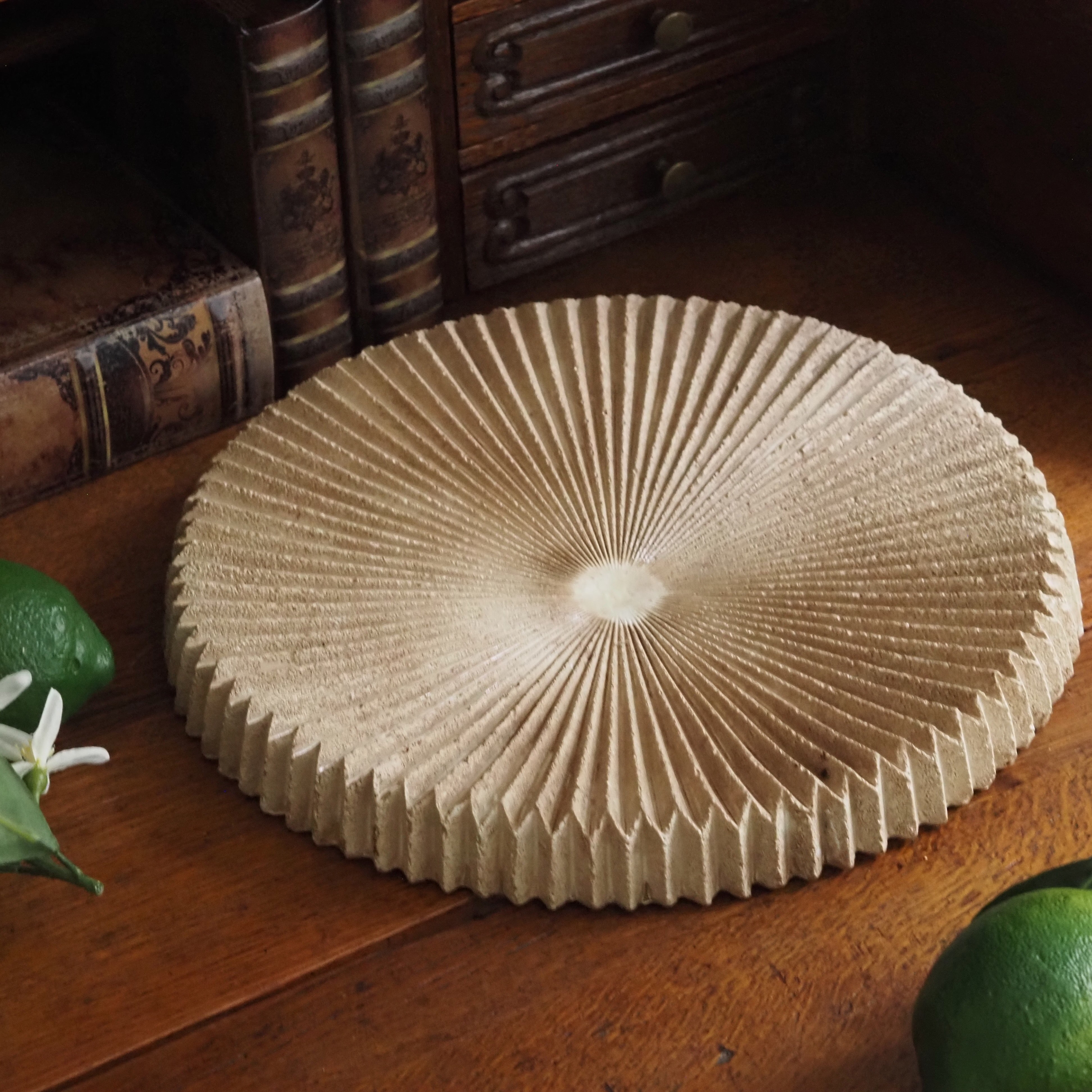 Keramiktablett rund · geriffelte Oberfläche in Zilt-Beige