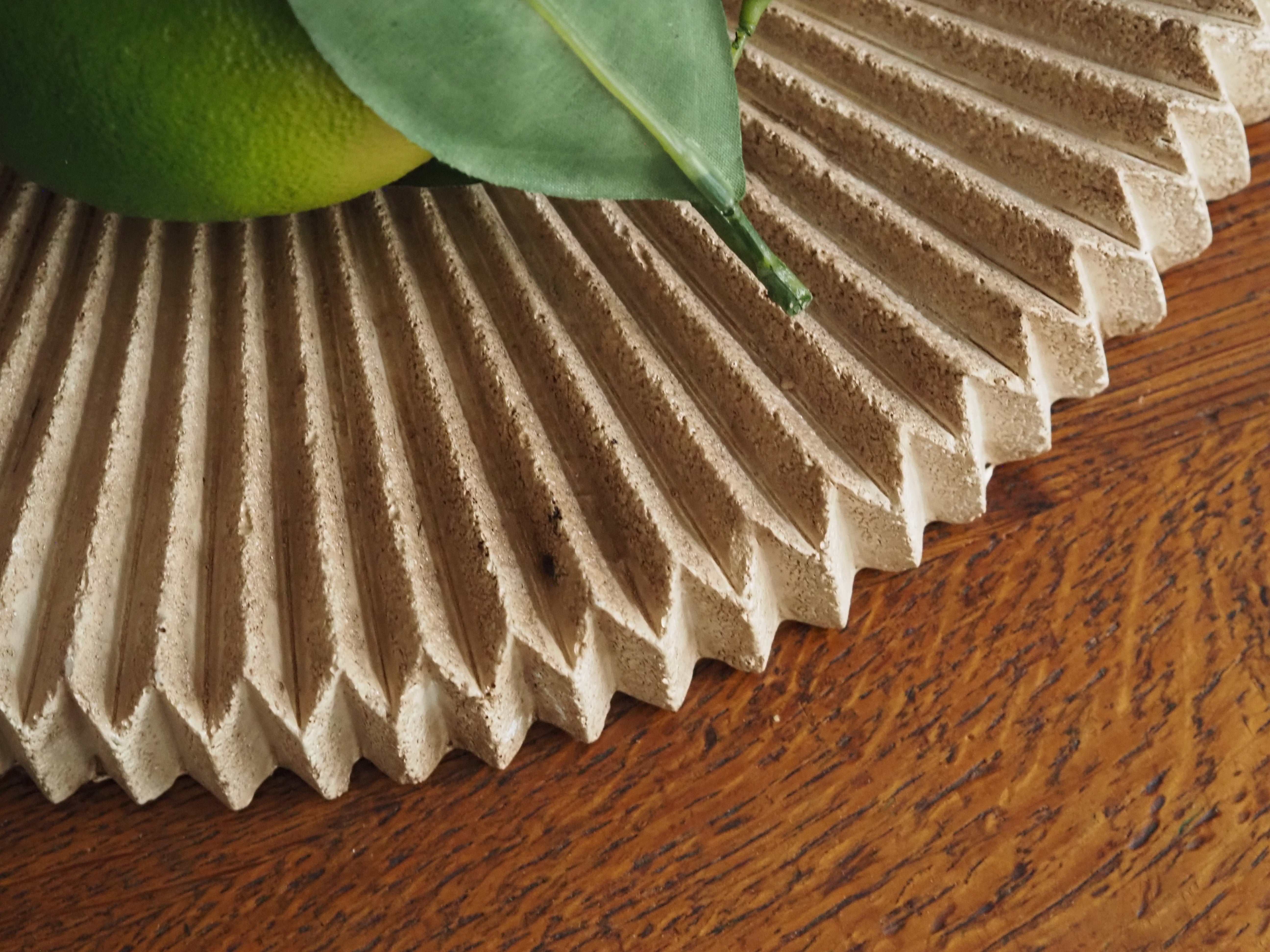 Keramiktablett rund · geriffelte Oberfläche in Zilt-Beige