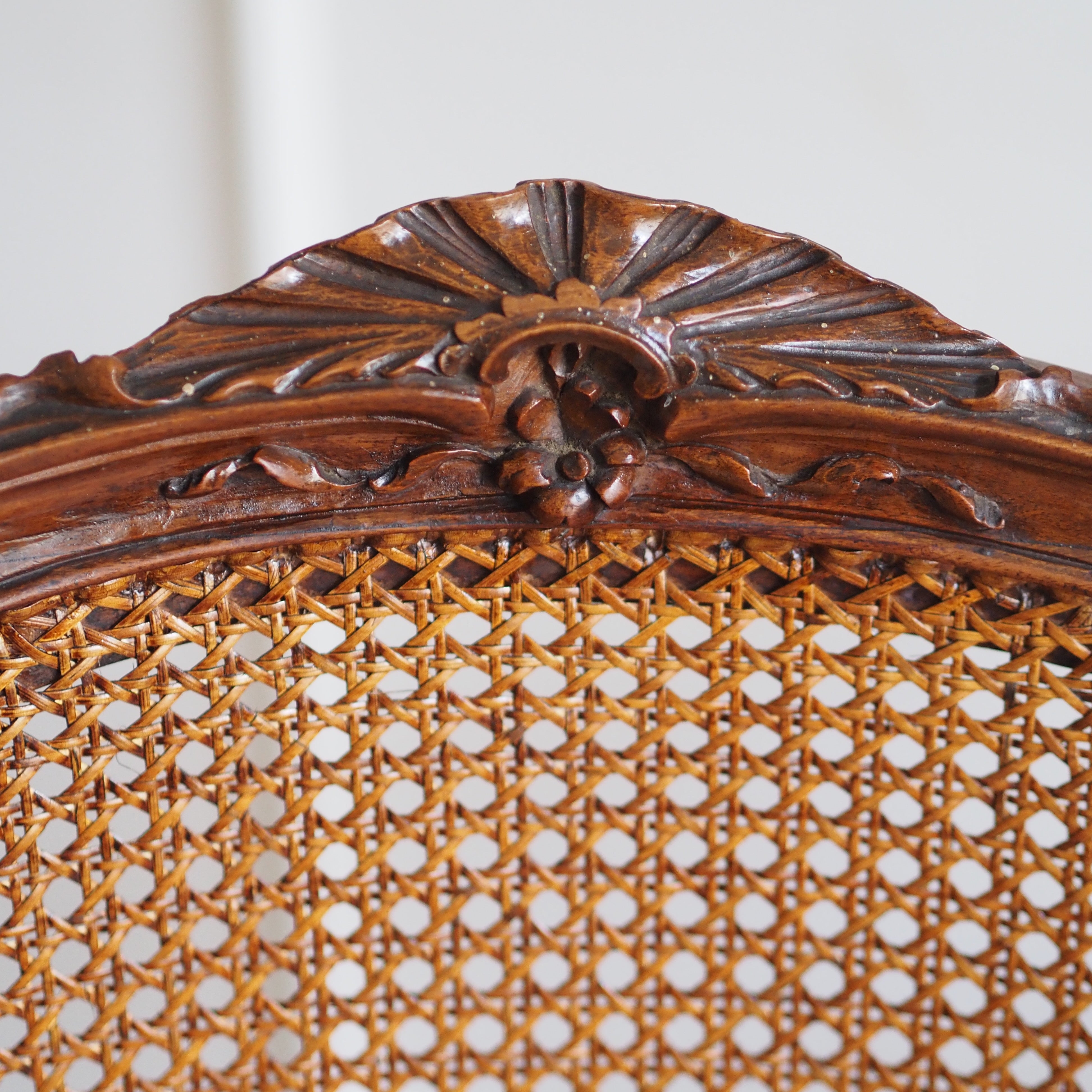 Armlehnstuhl im Louis-XV-Stil mit Wiener Geflecht, Nussbaum, um 1900