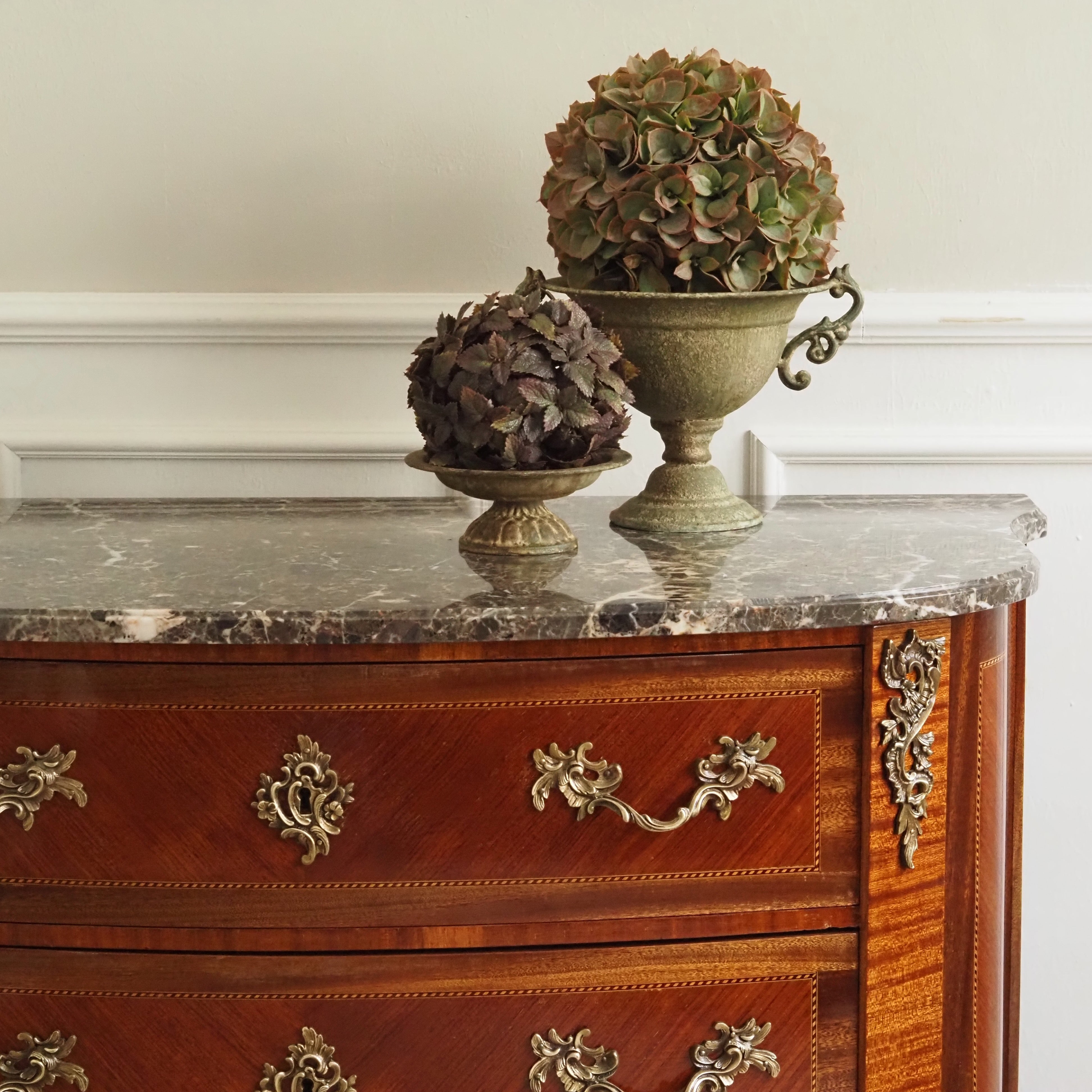 Antike französische Kommode mit Marmorplatte, Intarsien und Bronzebeschlägen