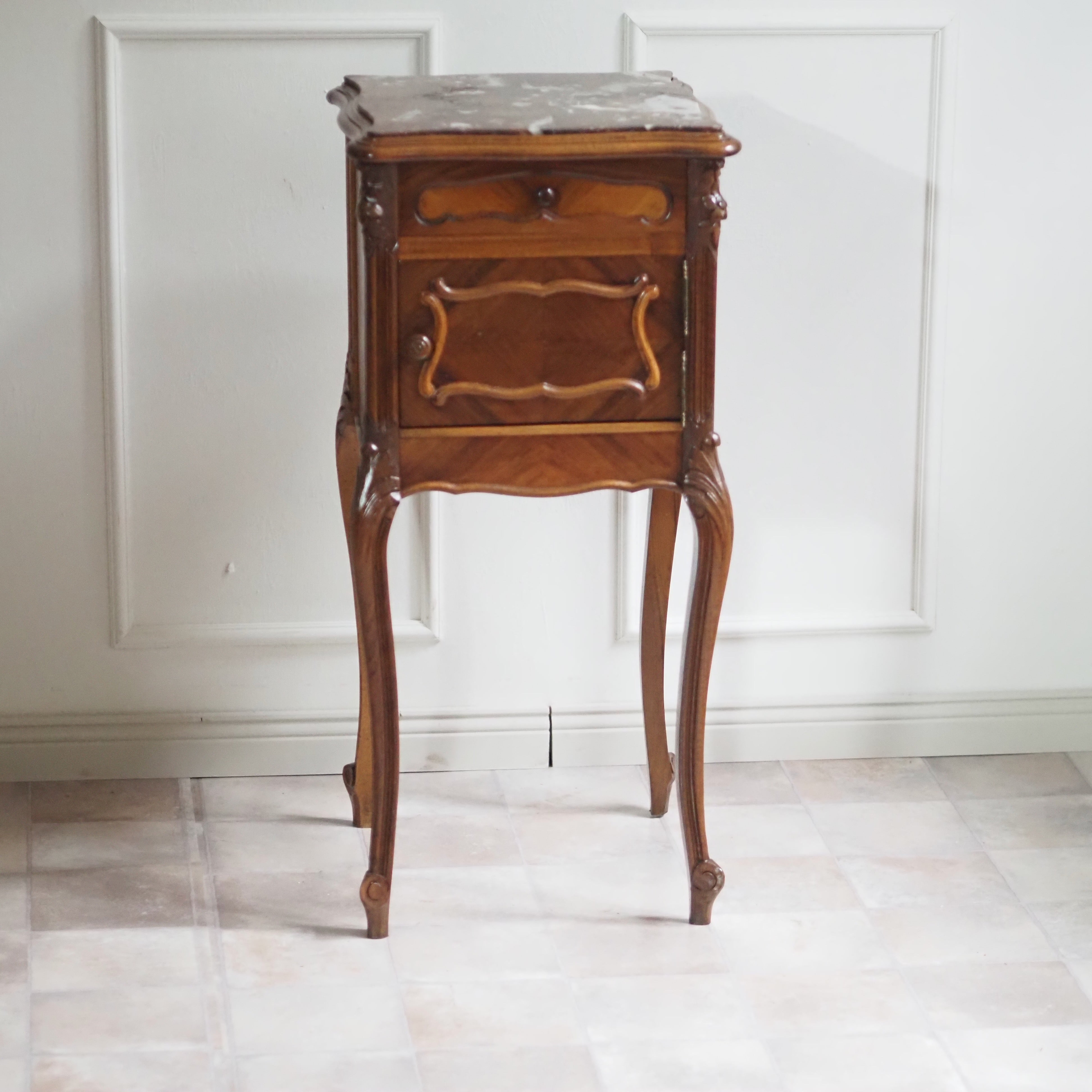 Antiker Nachttisch mit Marmorplatte Louis XV Stil um 1900