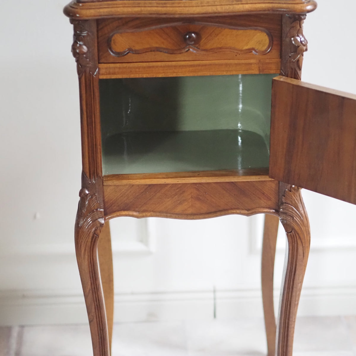 Antiker Nachttisch mit Marmorplatte Louis XV Stil um 1900