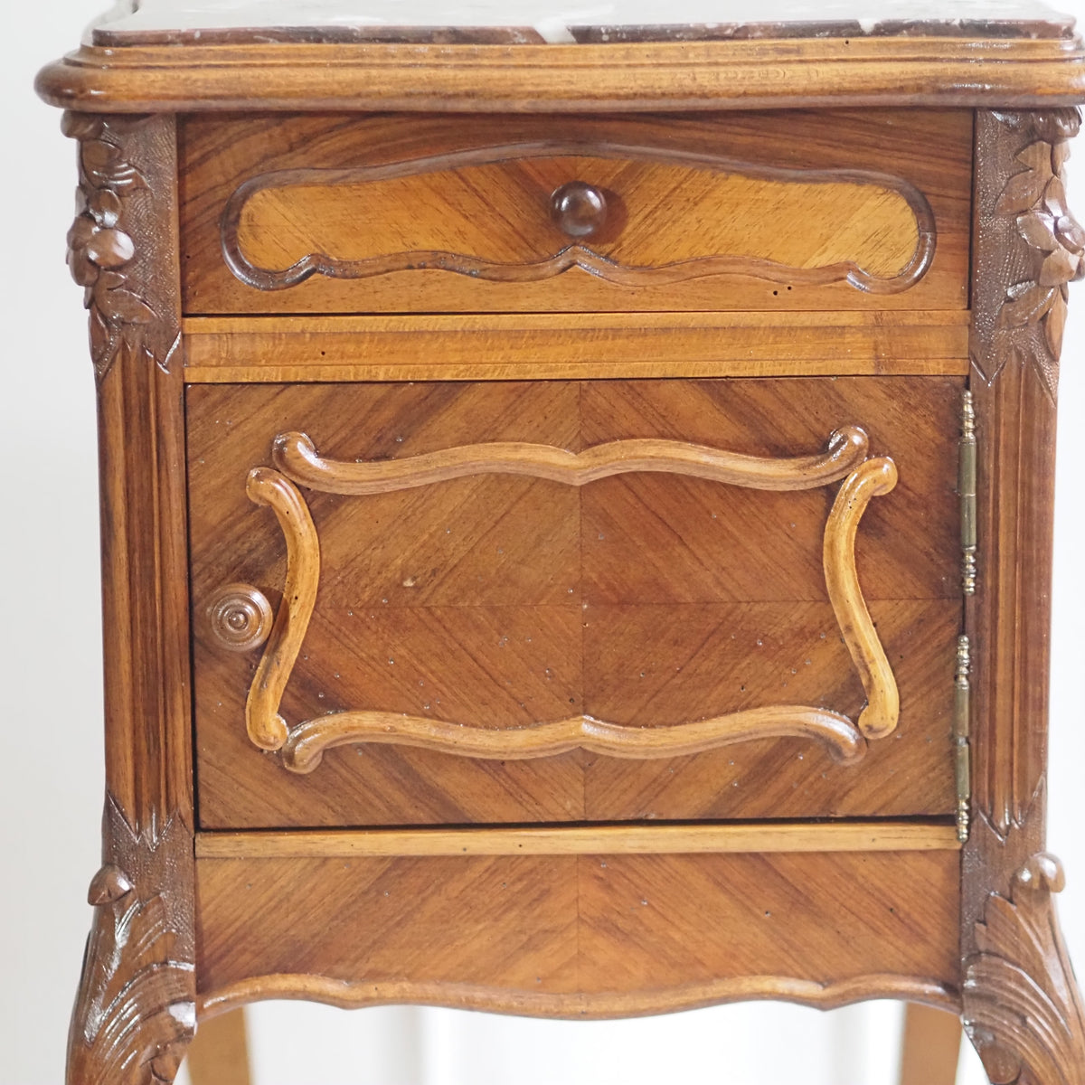 Antiker Nachttisch mit Marmorplatte Louis XV Stil um 1900