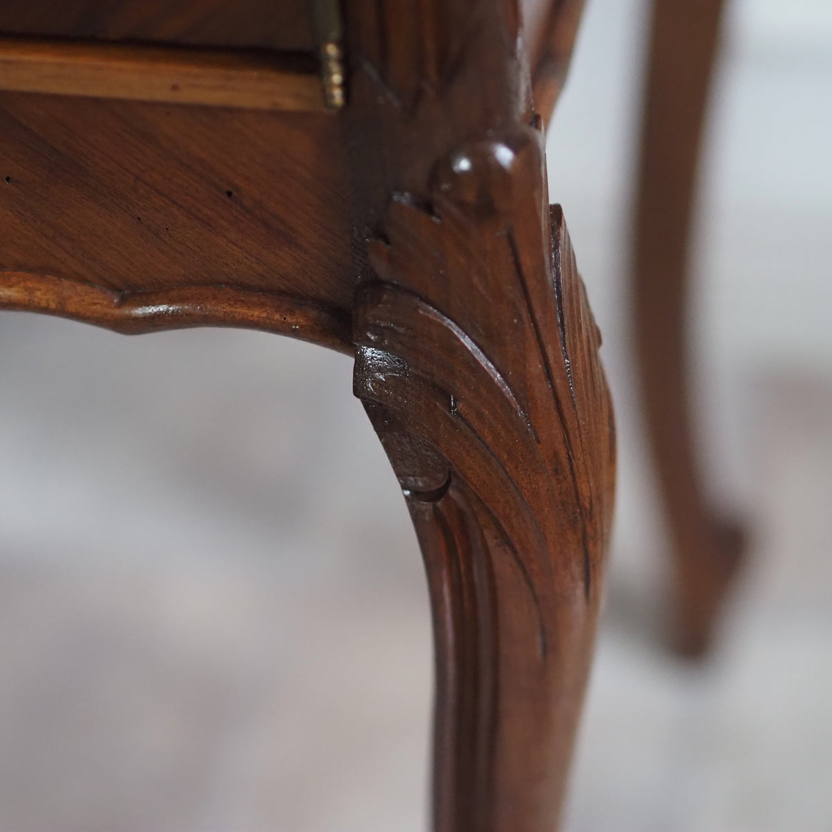 Antiker Nachttisch mit Marmorplatte Louis XV Stil um 1900