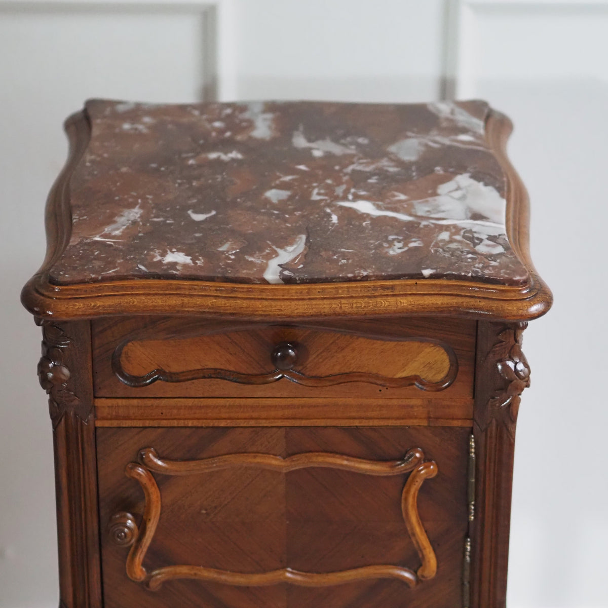 Antiker Nachttisch mit Marmorplatte Louis XV Stil um 1900