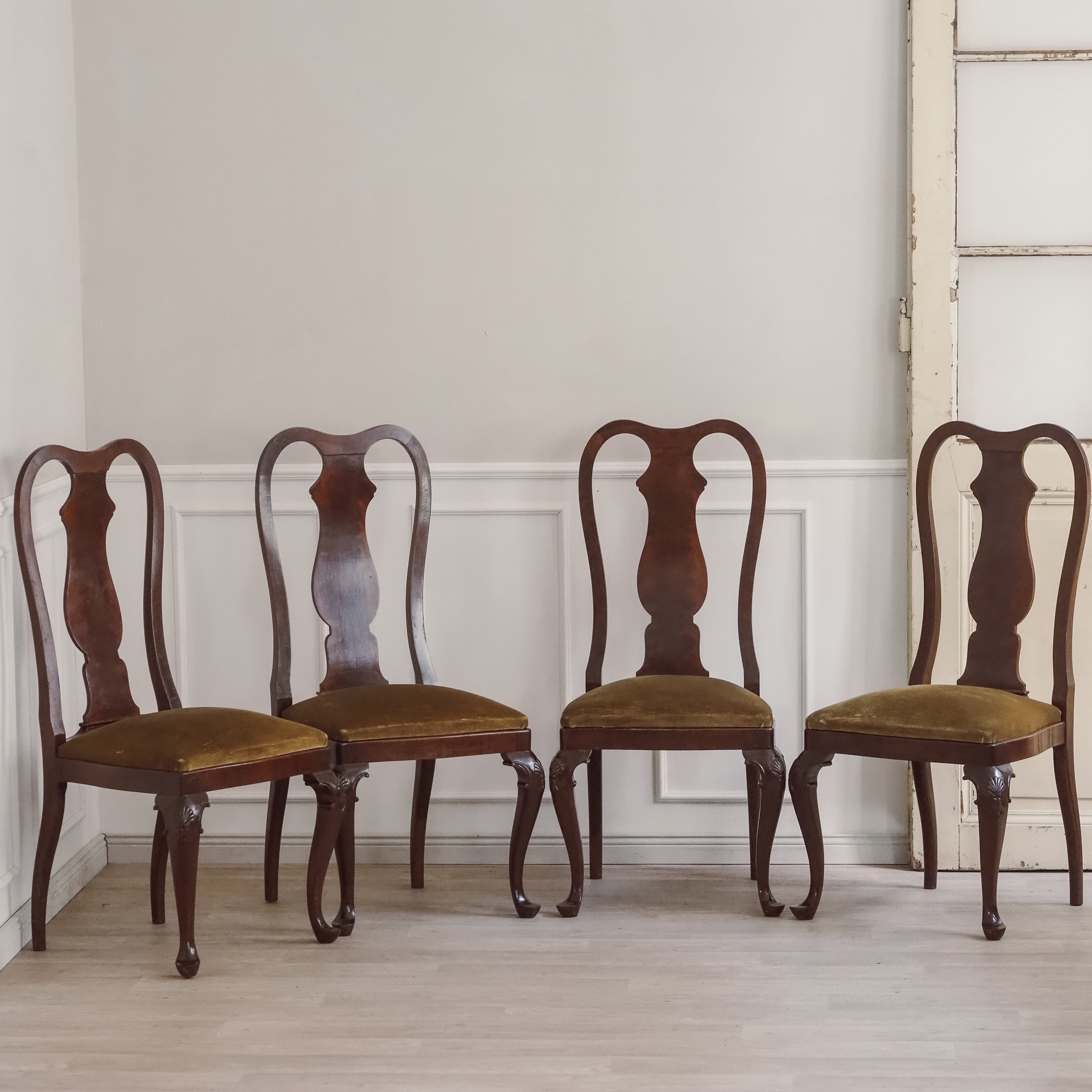 Queen-Anne-Stühle 4er-Set Holz antik um 1890