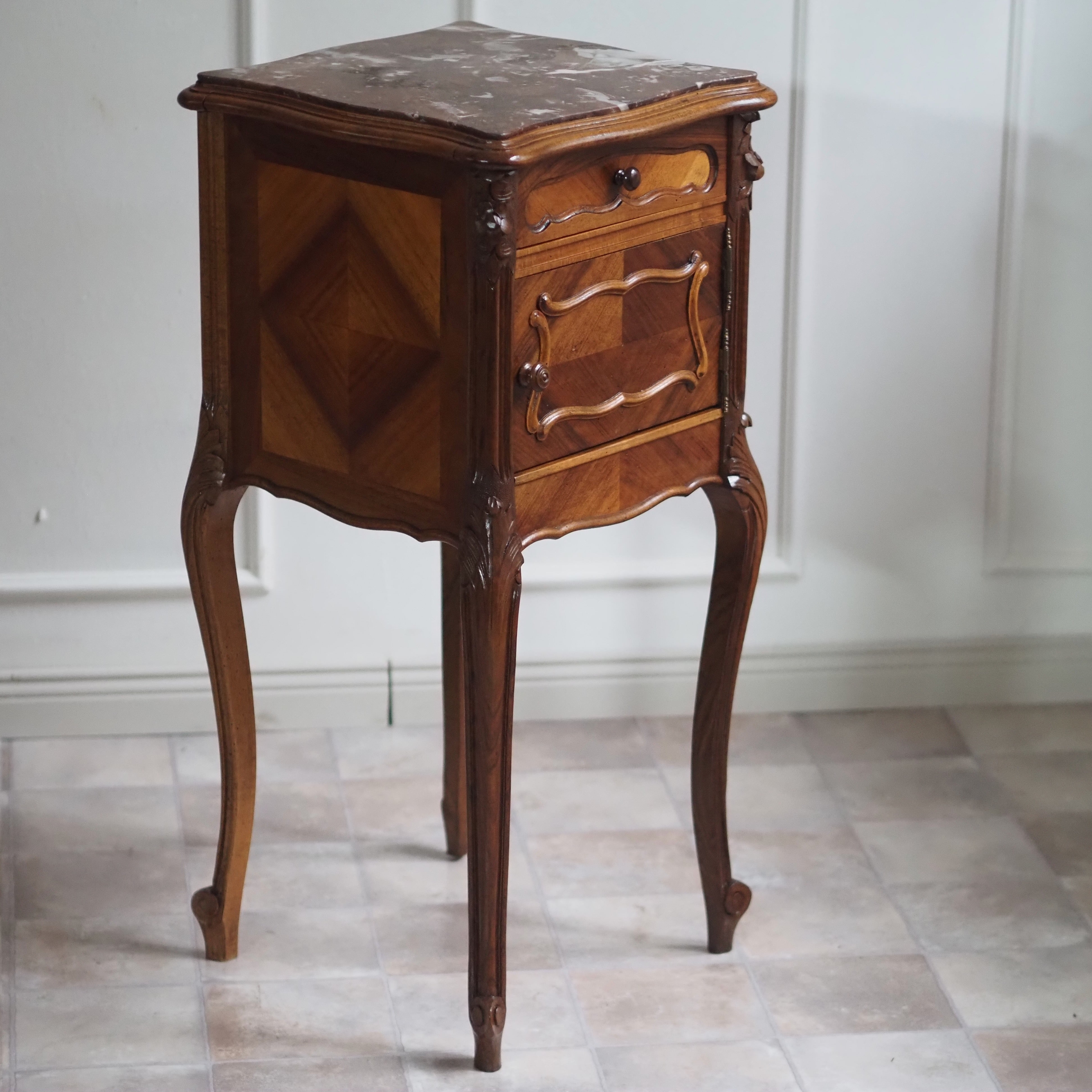 Antiker Nachttisch mit Marmorplatte Louis XV Stil um 1900