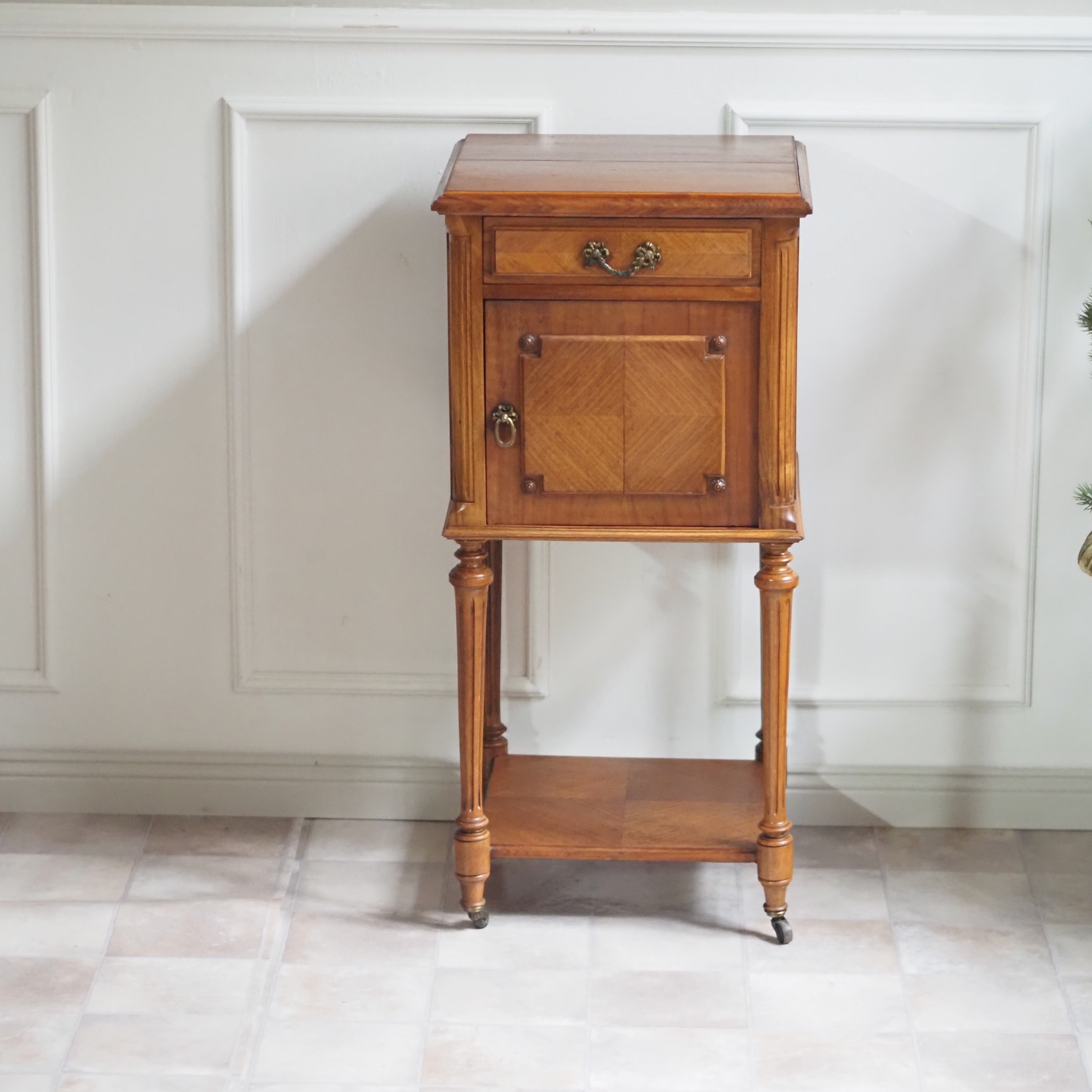 Nachttisch Louis XVI Stil Eiche Frankreich um 1900
