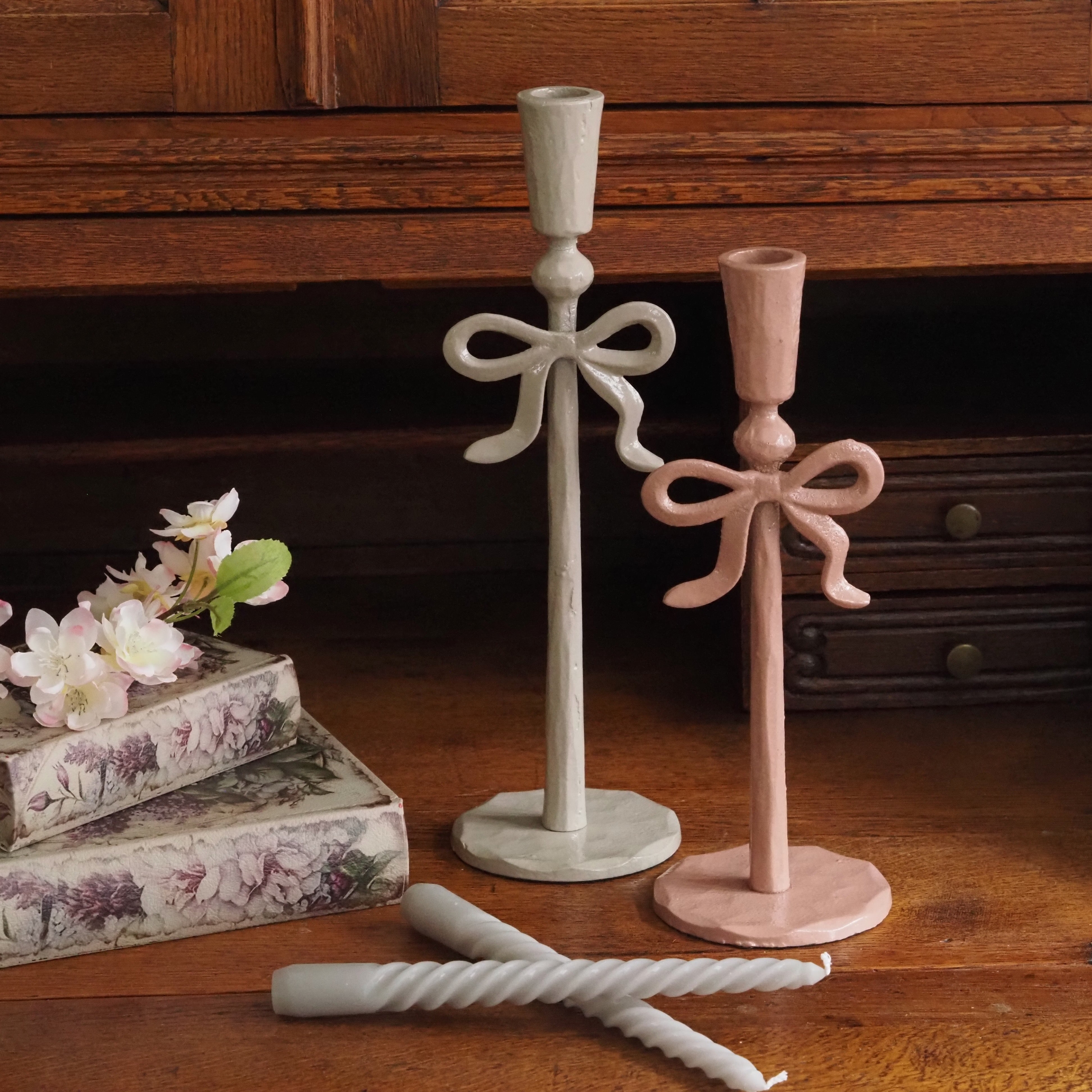 2er Set Metall-Kerzenhalter · Schleifenform in Rosa und Beige