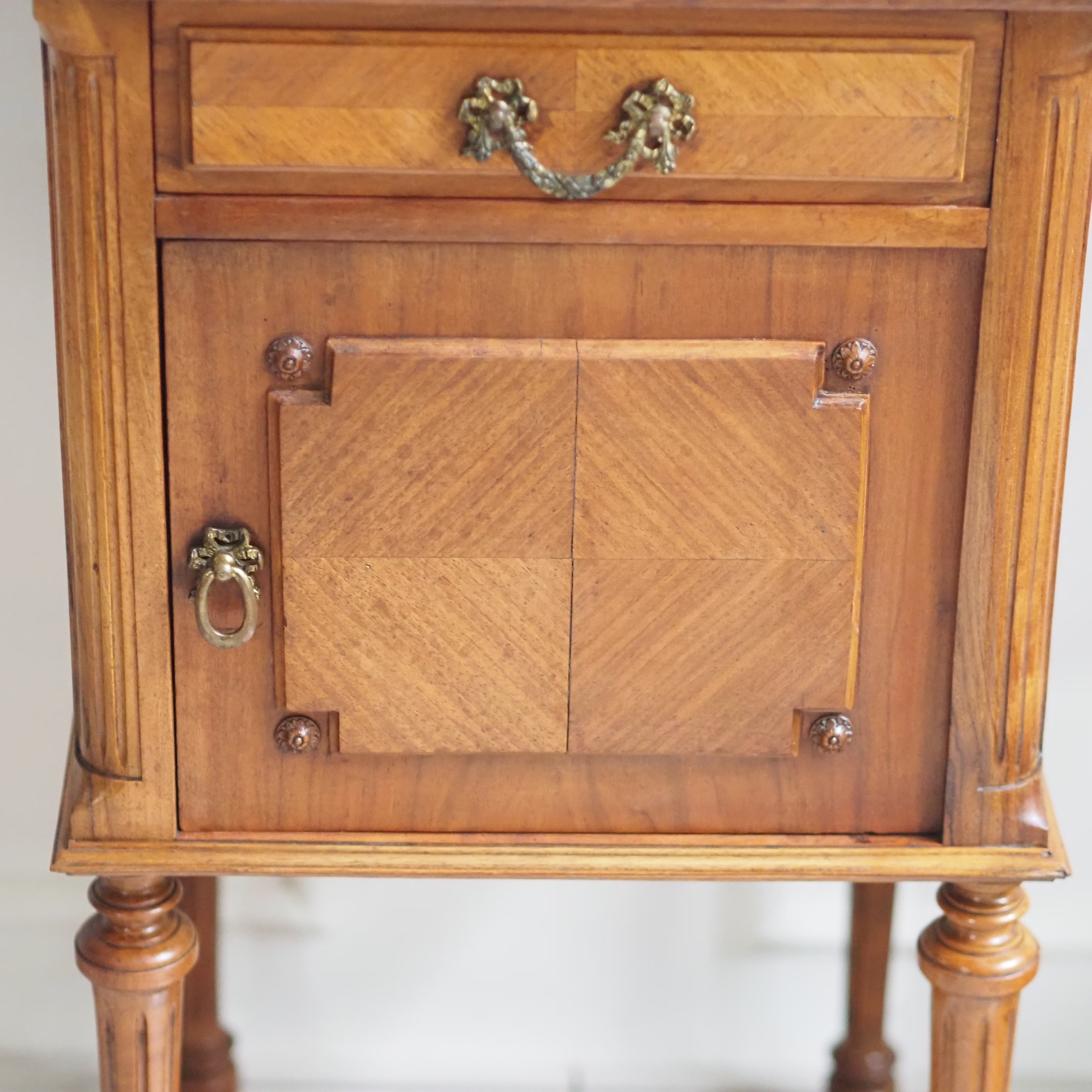 Nachttisch Louis XVI Stil Eiche Frankreich um 1900