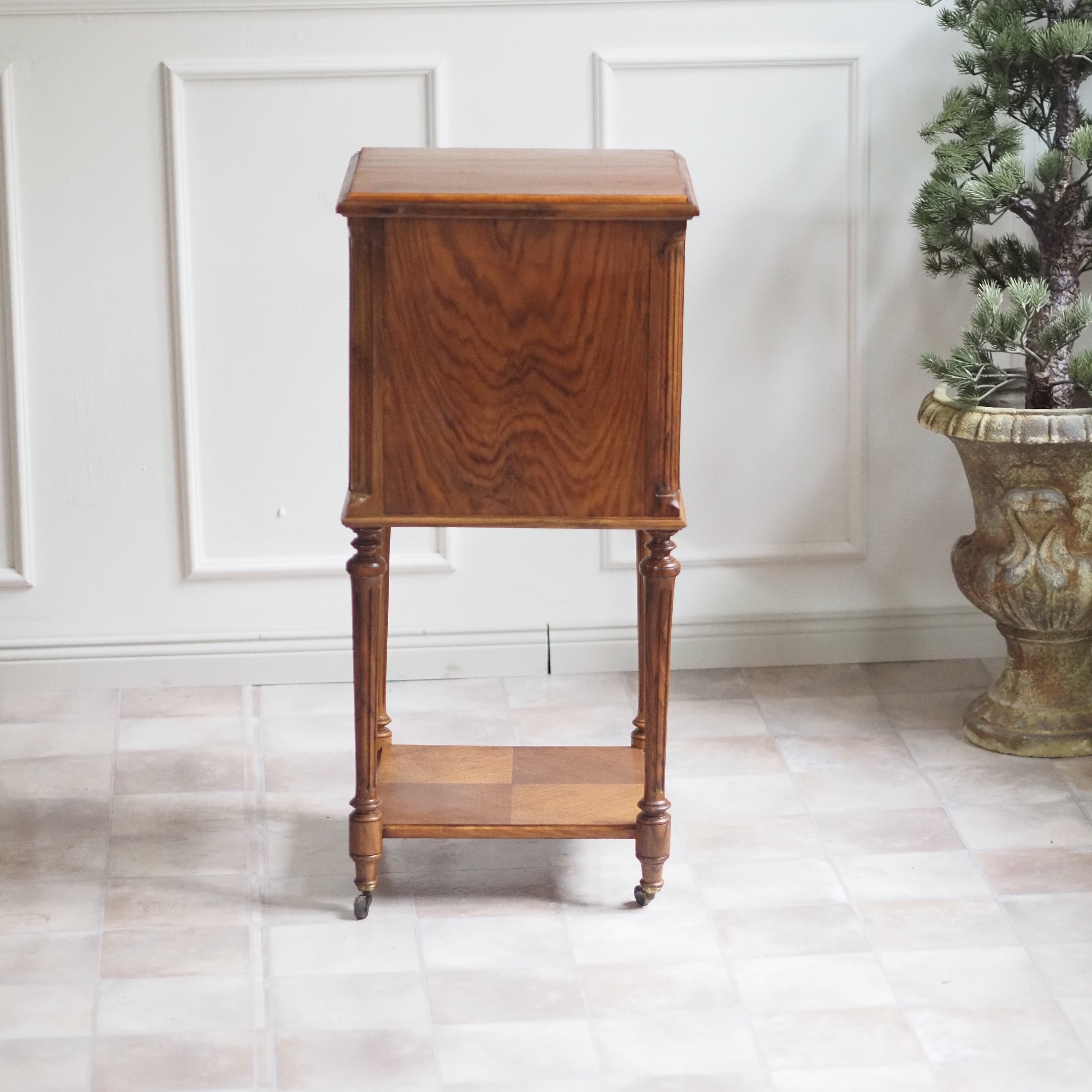 Nachttisch Louis XVI Stil Eiche Frankreich um 1900