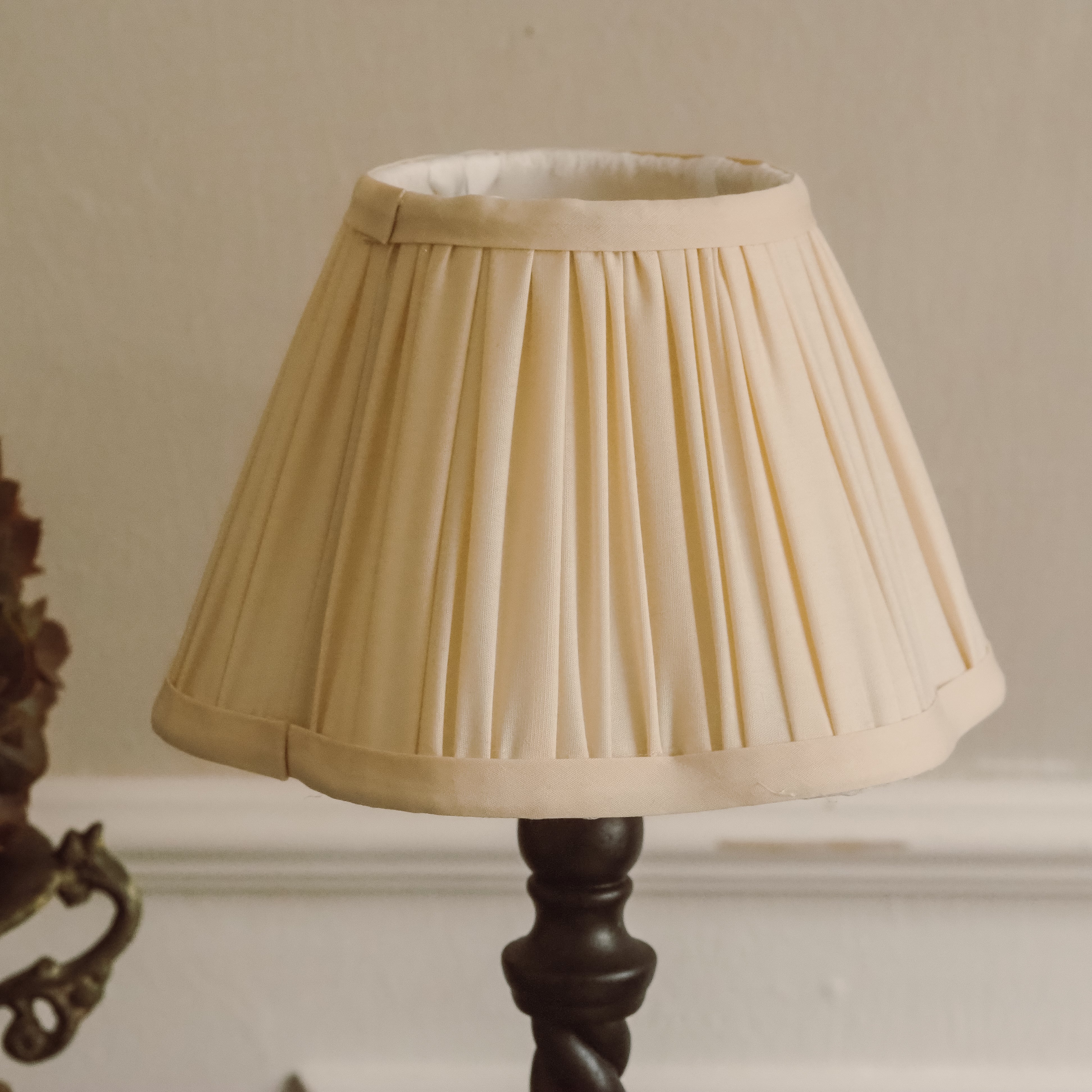 Lampenschirm Creme · Plissierter Stoffschirm in klassischer Kegelform, Größe S & M
