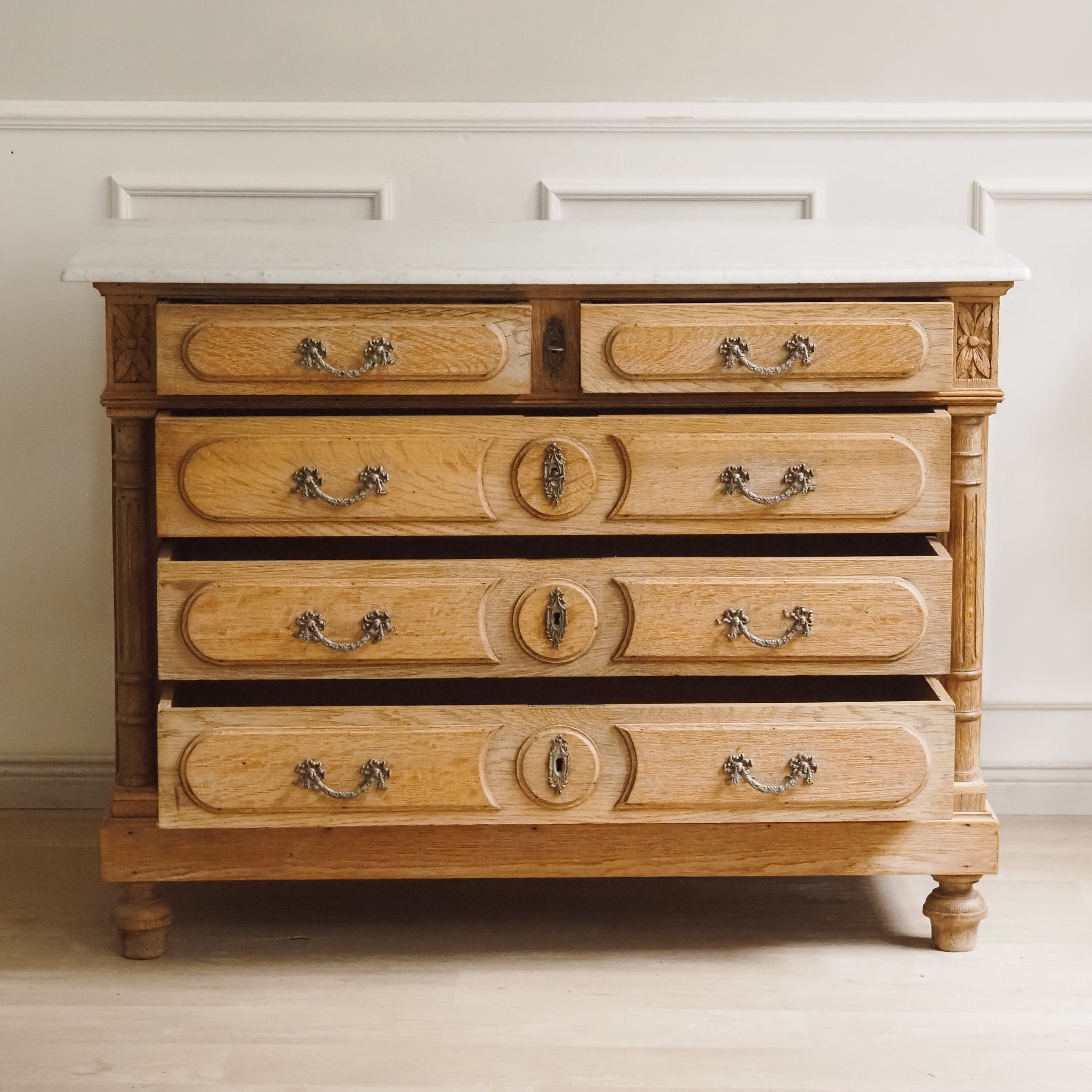 Französische Landhaus Kommode mit 5 Schubladen in Eiche Natur - Antike Marmorkommode