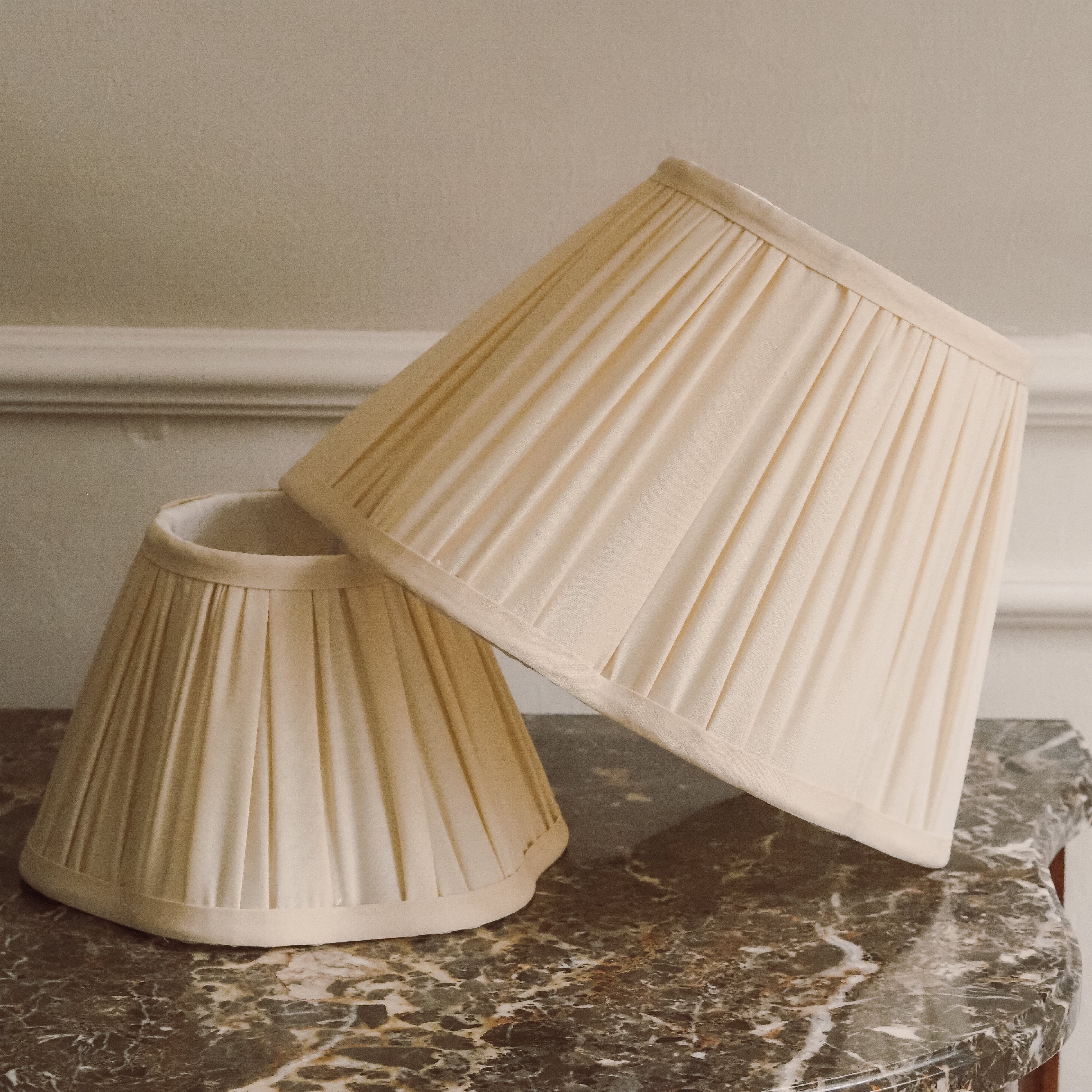 Lampenschirm Creme · Plissierter Stoffschirm in klassischer Kegelform, Größe S & M